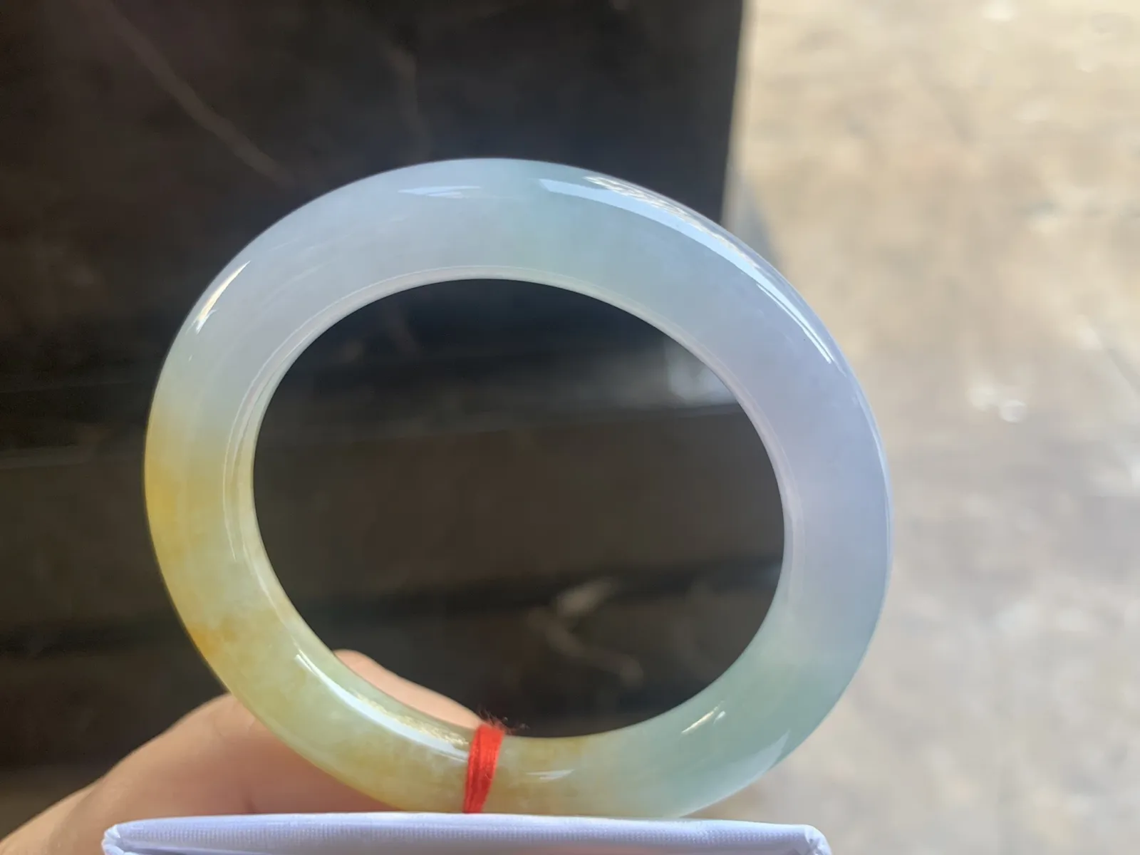 54-10.5m
黄翡圆条手镯 底子细腻 颜色漂亮