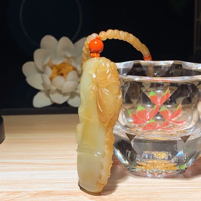 新疆和田玉且末糖节节高升。一鸣惊人挂件。尺寸58/20/10链子尺寸4重37克。玉质细腻油润。手推出