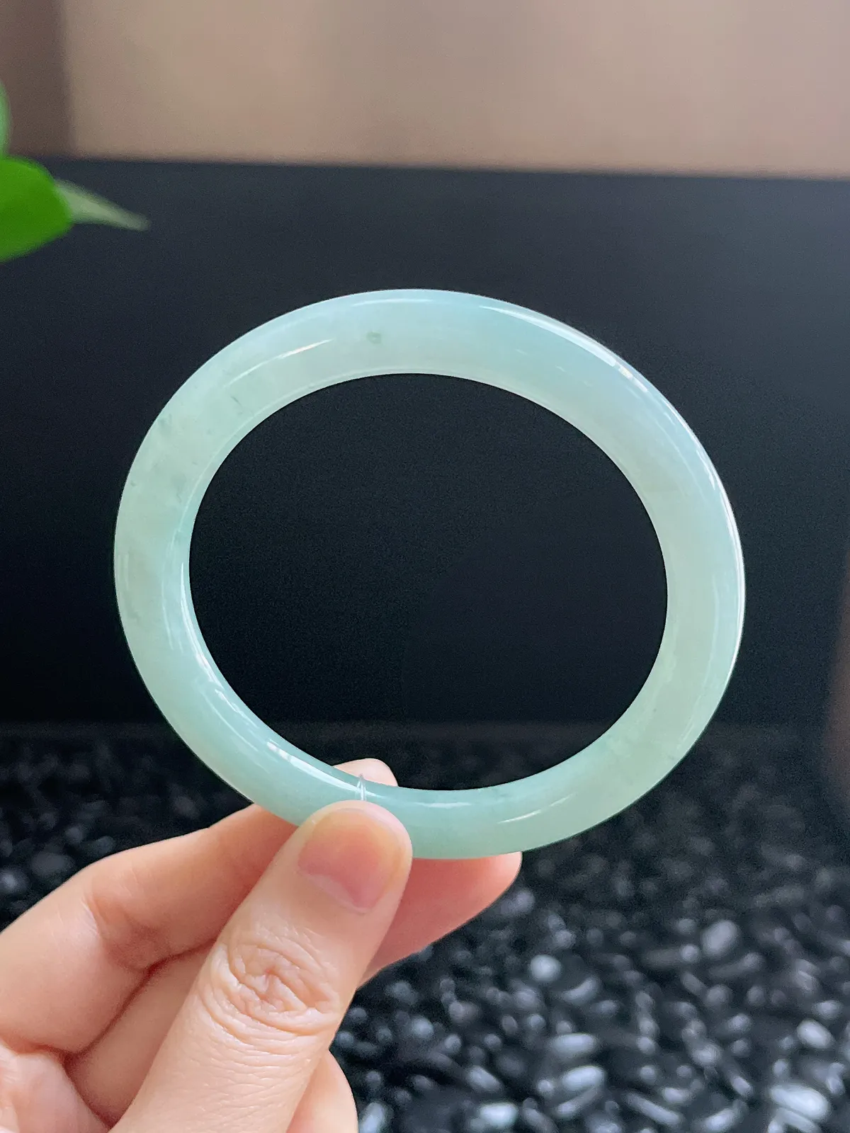 圆镯56.5圈口，翡翠冰糯种绿色手镯