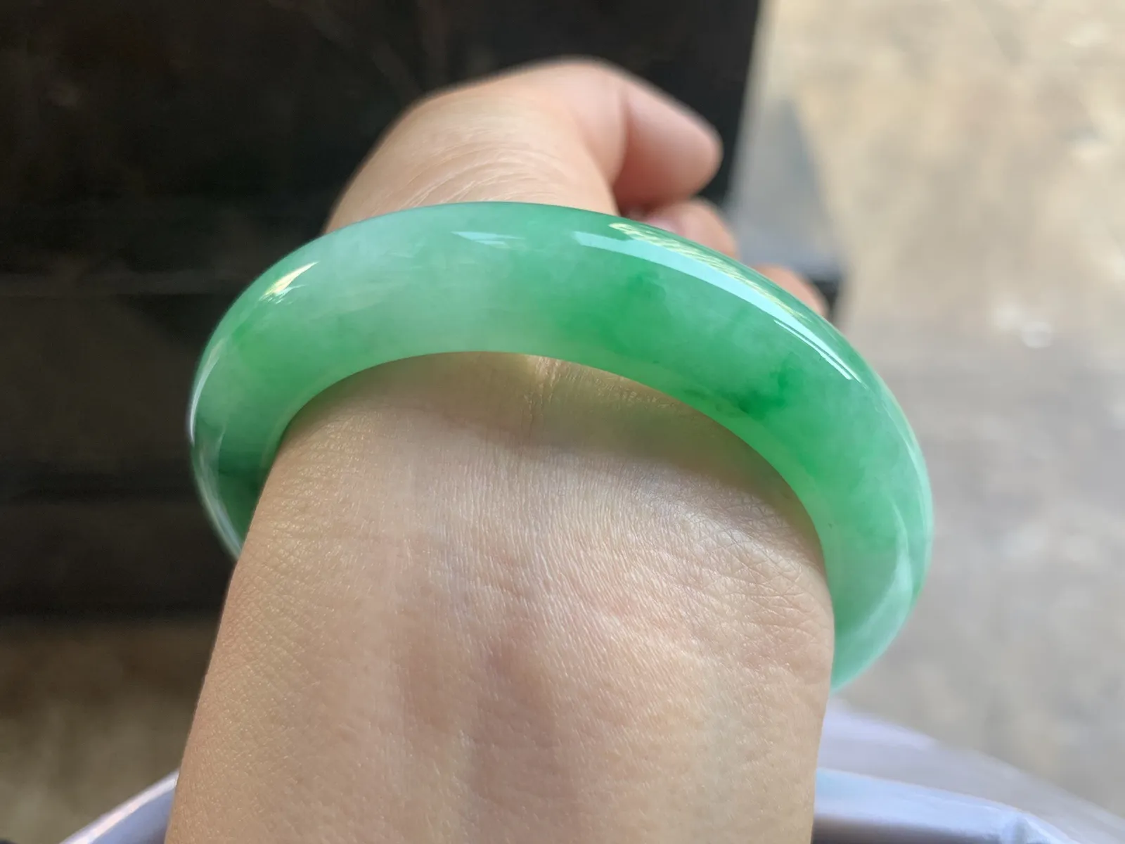 52-11.3-9.2mm
满色手镯 底子细腻 颜色漂亮 推荐