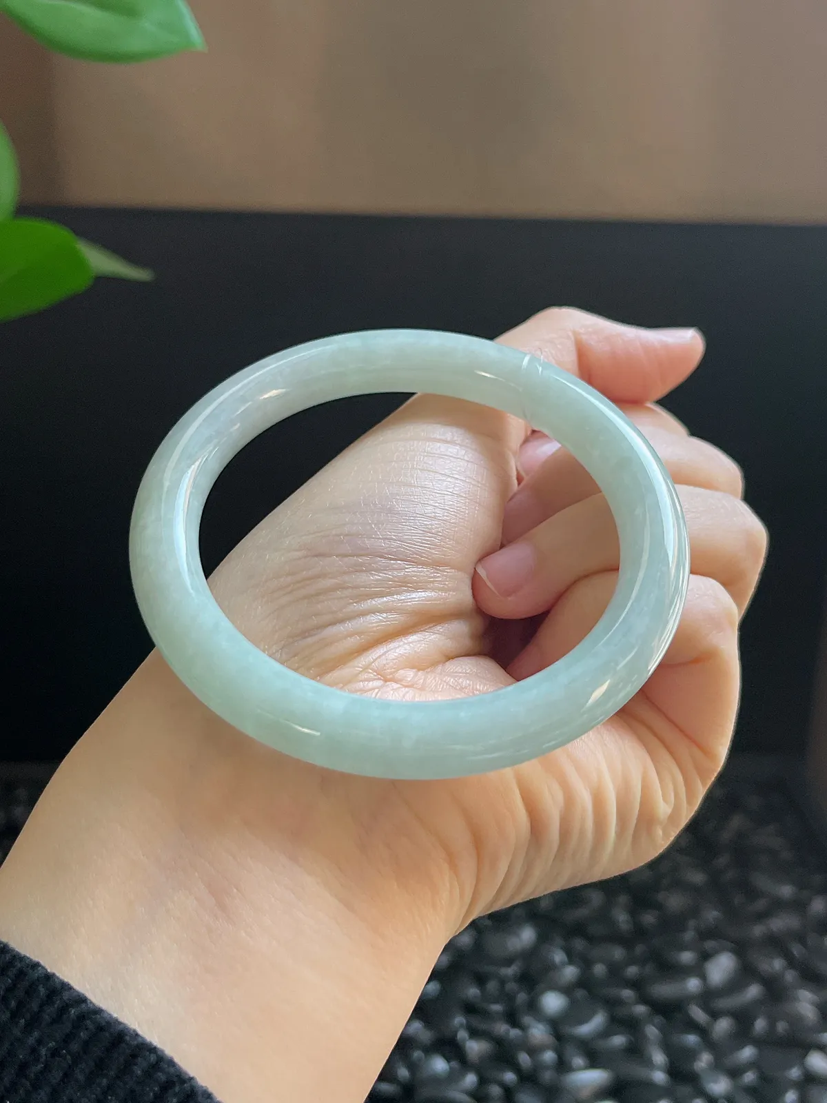 圆镯56.7圈口，翡翠糯化种淡绿色手镯