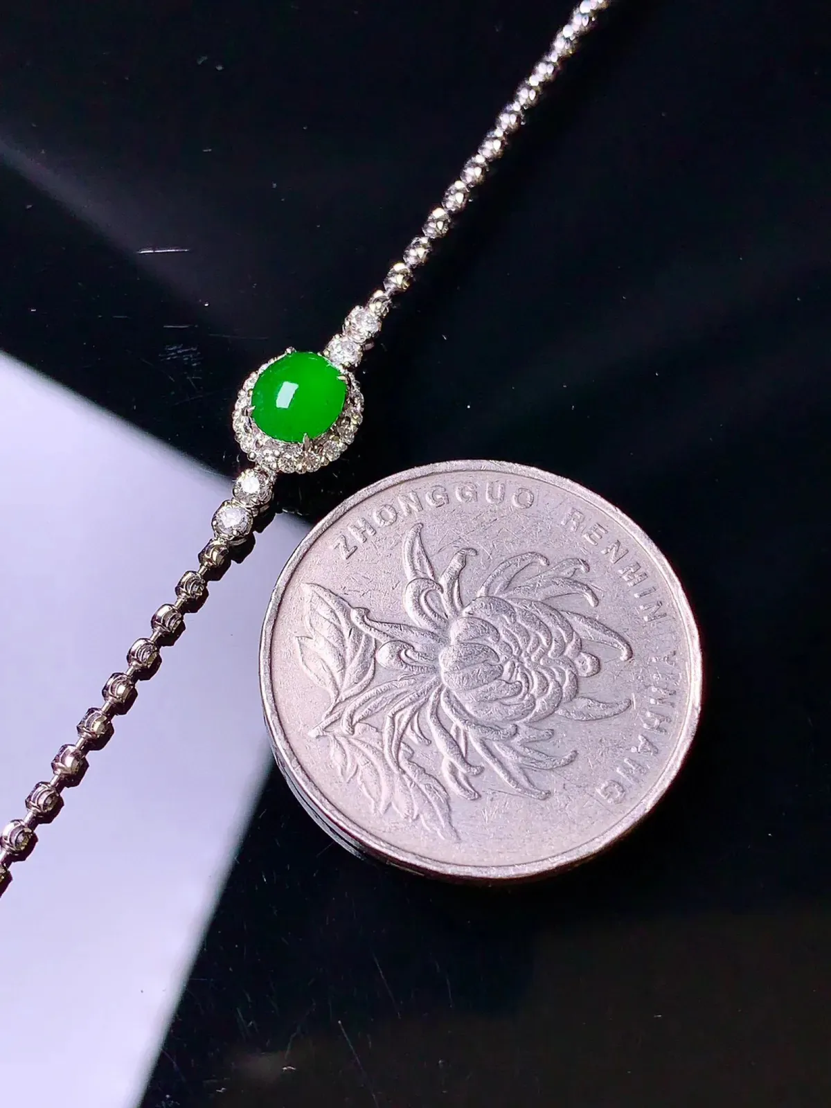 18k金钻镶嵌满绿蛋面手链 玉质细腻 色泽清新艳丽 裸石尺寸6*5.2*3