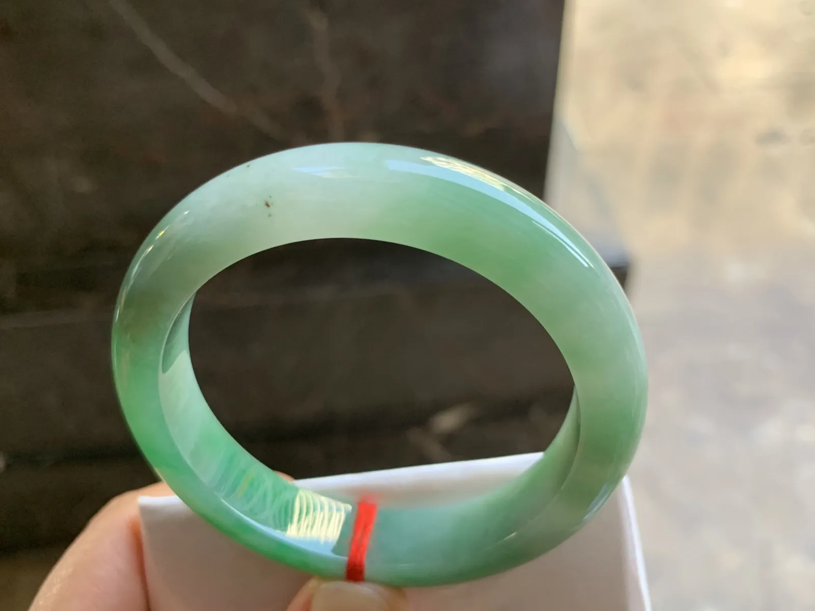 53-12-8.7mm
带色手镯 底子细腻 颜色辣绿