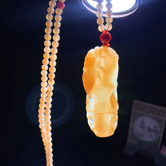 新疆和田玉且末糖节节高升。一鸣惊人挂件。尺寸58/20/10链子尺寸4重37克。玉质细腻油润。手推出油。佩戴高端典雅。