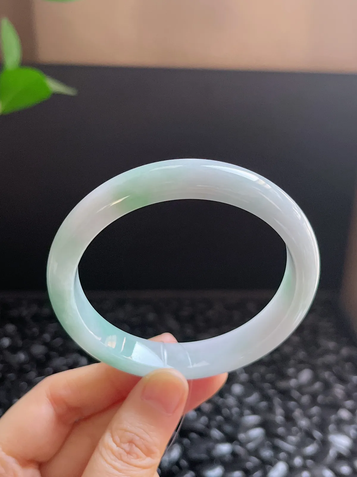 正圈57.6圈口，翡翠糯化种浅绿色手镯