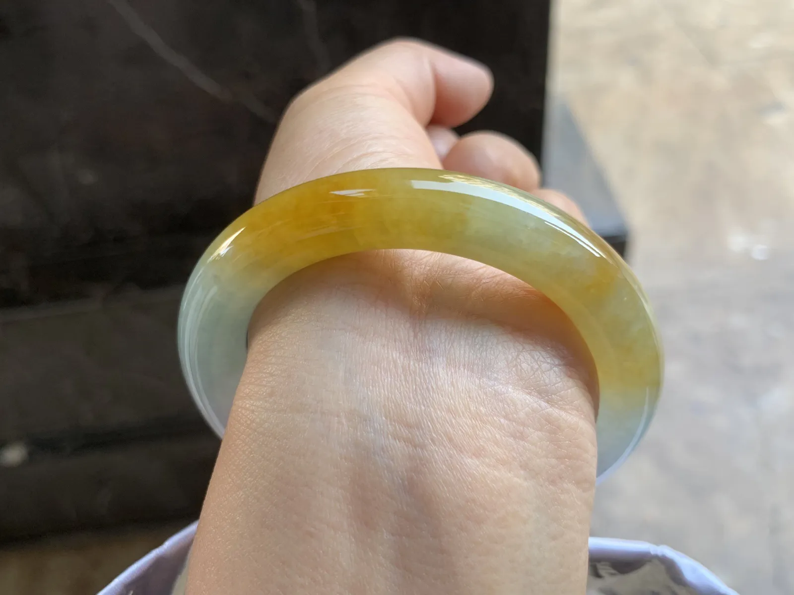 54-10.5m
黄翡圆条手镯 底子细腻 颜色漂亮