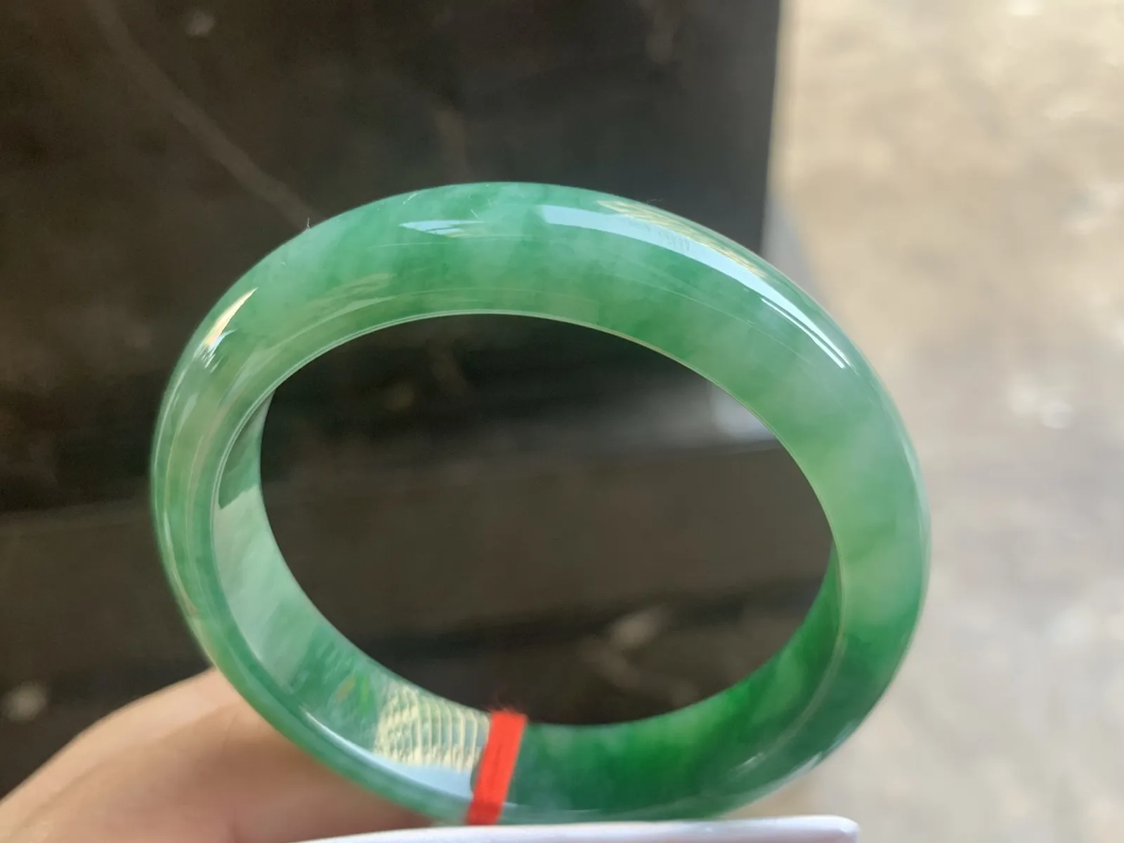 53-12.2-7.7mm
满色手镯 底子细腻 颜色浓郁辣绿