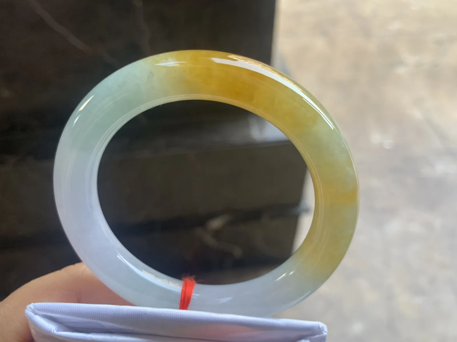 54-10.5m
黄翡圆条手镯 底子细腻 颜色漂亮