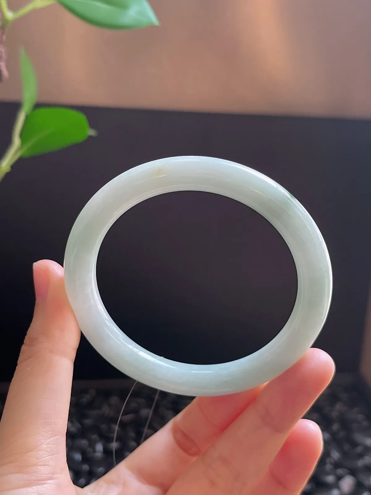 圆镯54圈口，翡翠糯化种飘绿手镯