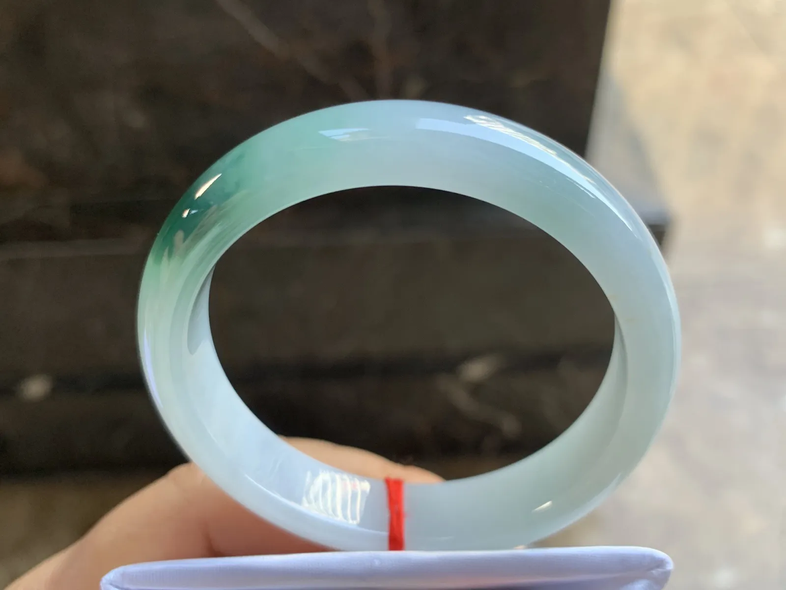 53-12-7.2mm
糯冰飘花手镯 底子细腻干净 清爽