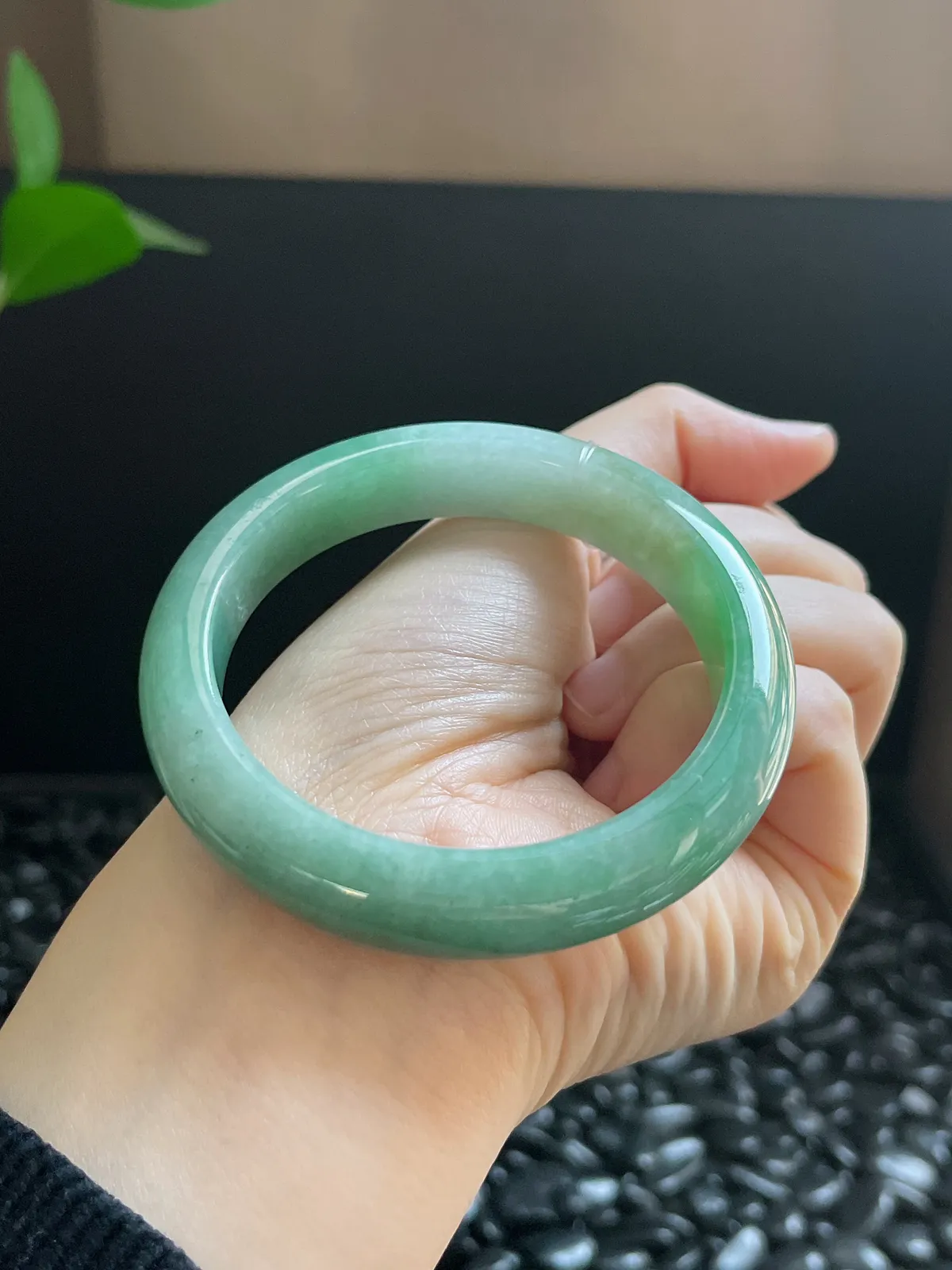 正圈55.6圈口，翡翠糯化种淡绿色手镯