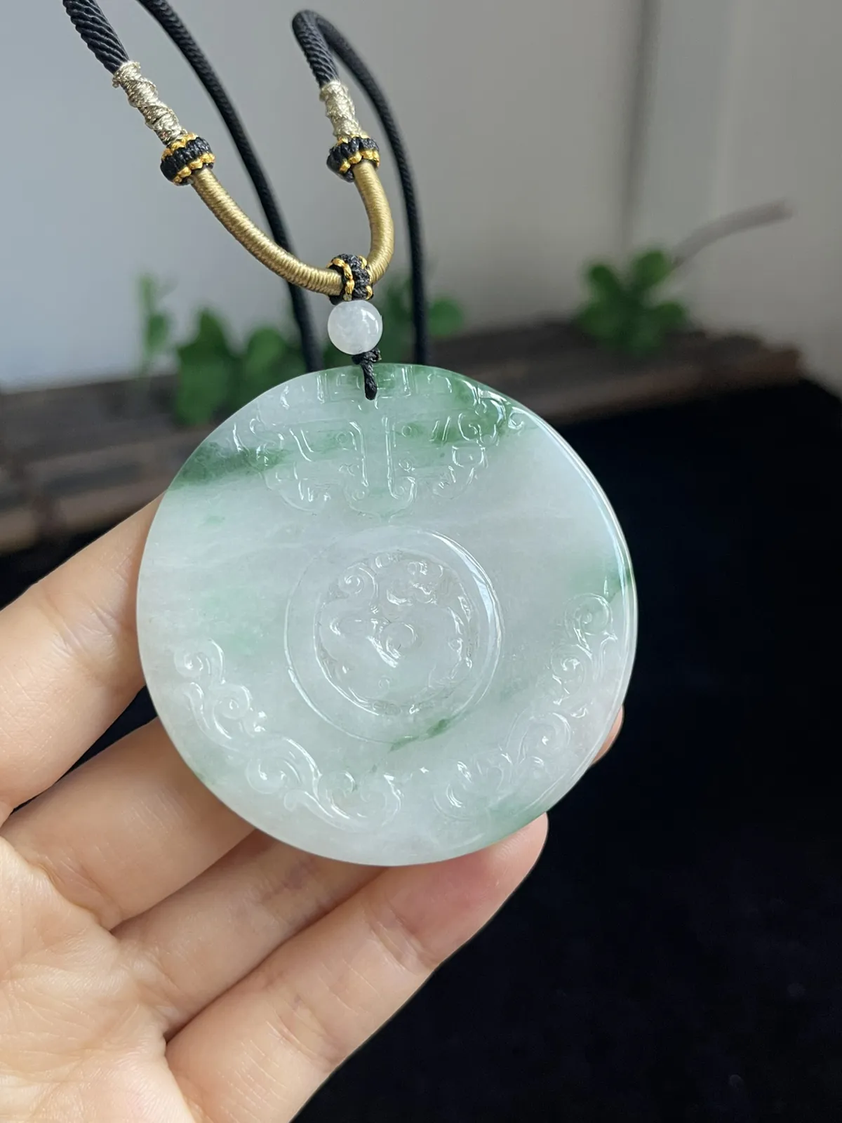 翡翠糯化种飘绿吊坠，配珠未测