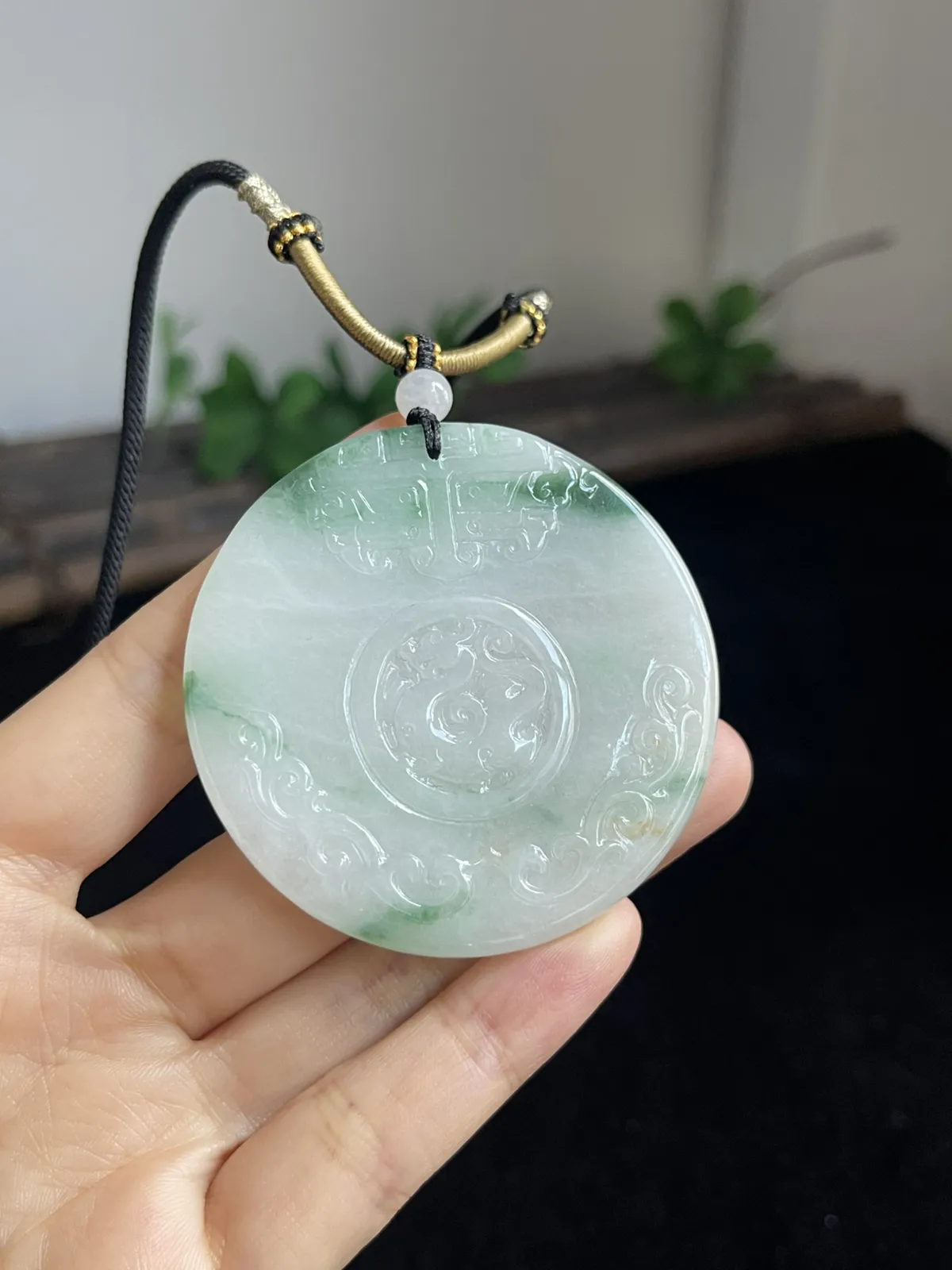 翡翠糯化种飘绿吊坠，配珠未测