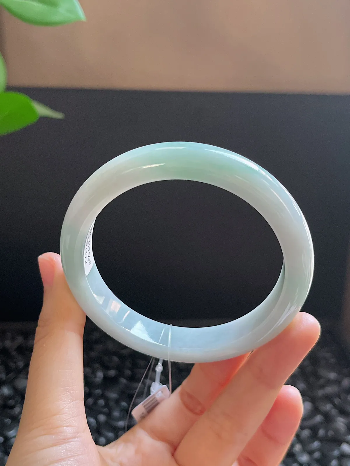 正圈58.2圈口，翡翠糯化种浅绿色手镯