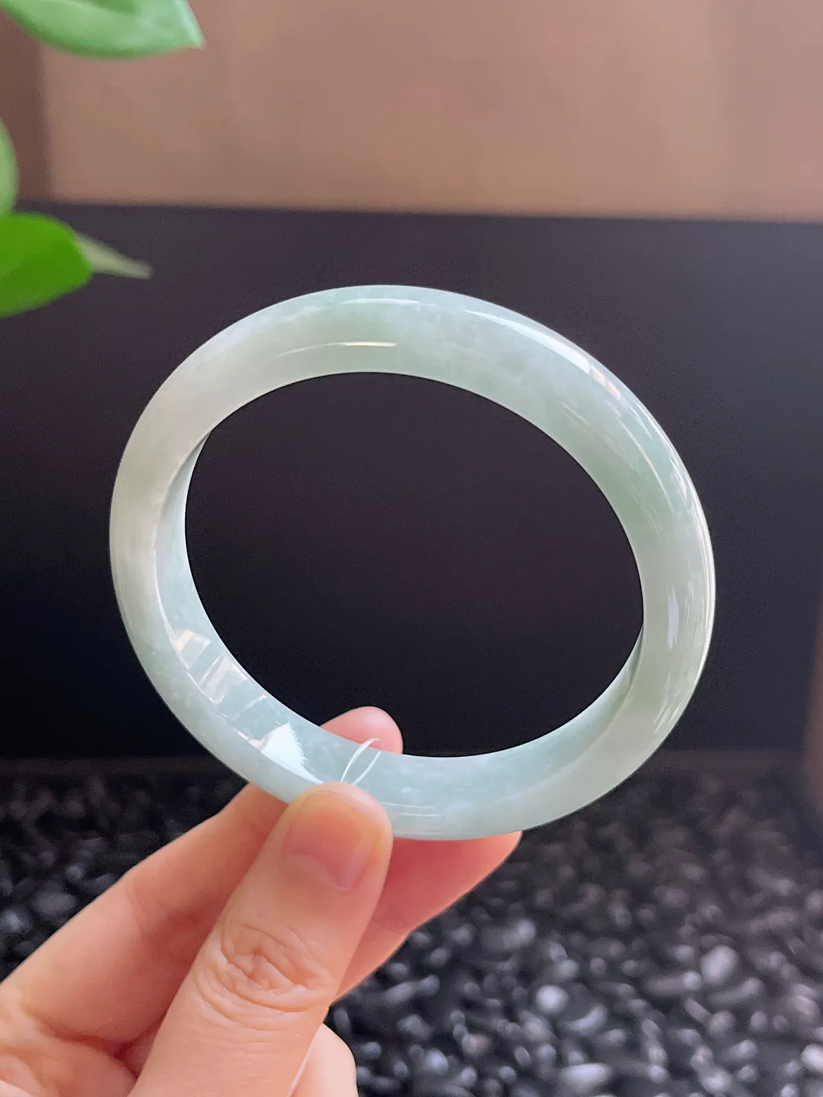 正圈58.3圈口，翡翠糯化种淡绿色手镯