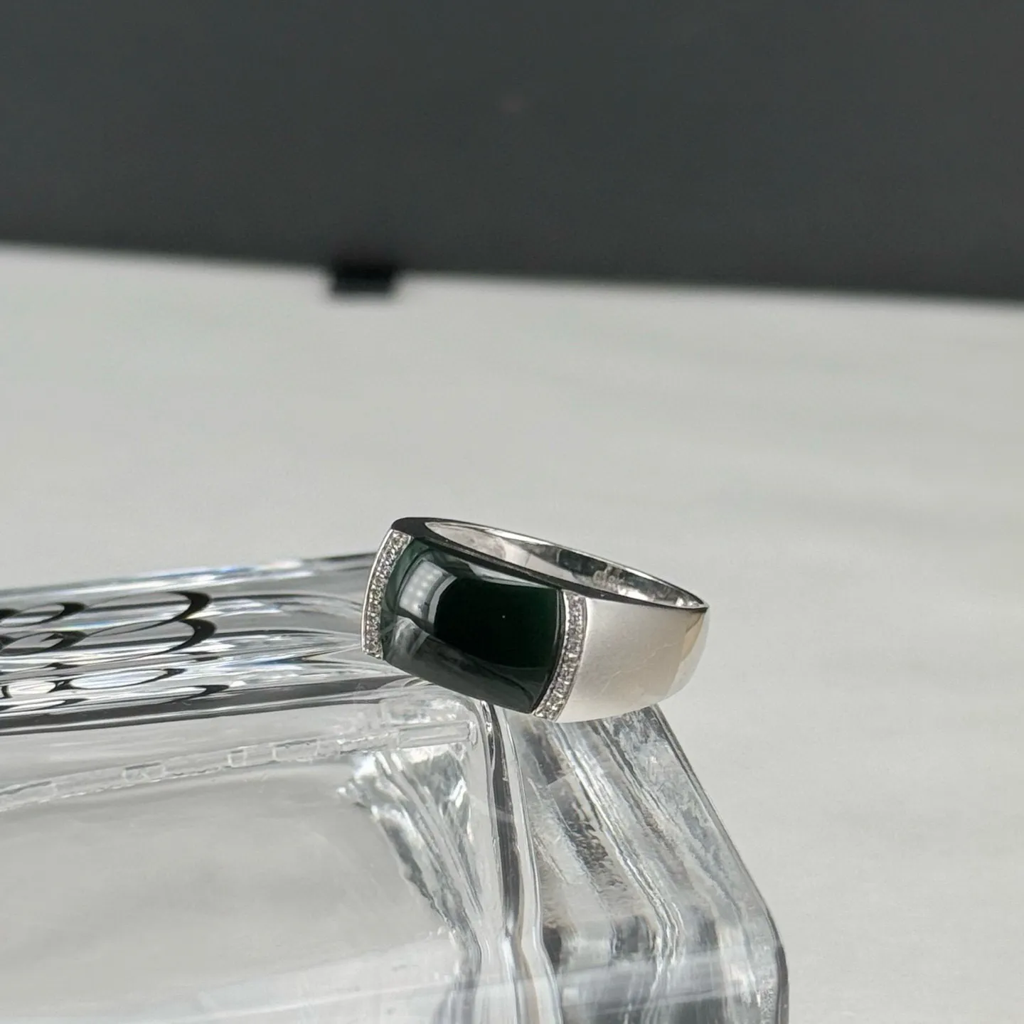 精品18k墨翠马鞍戒指 种好色正 黑度极好 打灯通透 油性十足 尺寸11.5