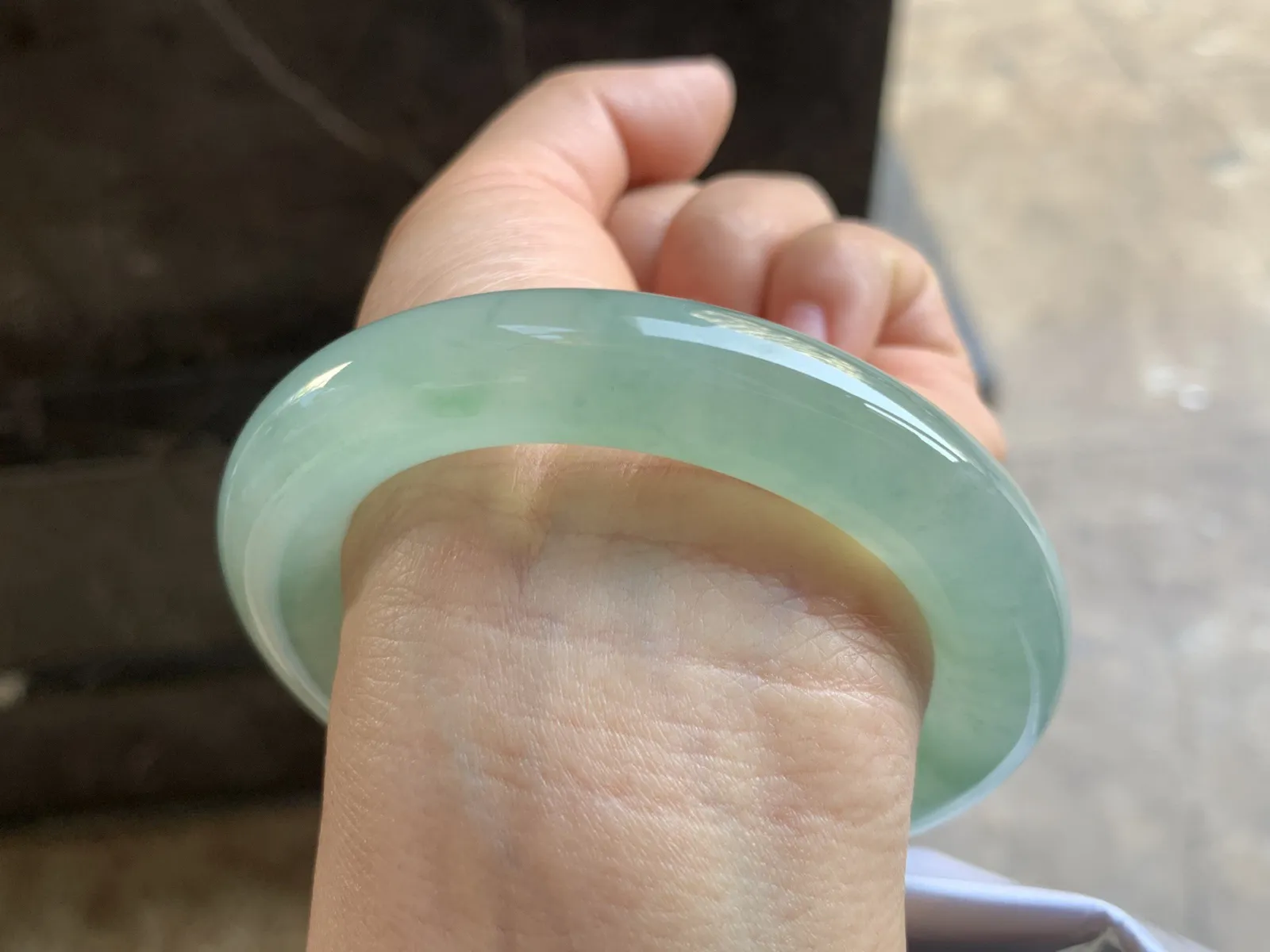 56-12mm
冰种晴水飘花圆条手镯 冰透莹润 起胶感 条形优秀 大气