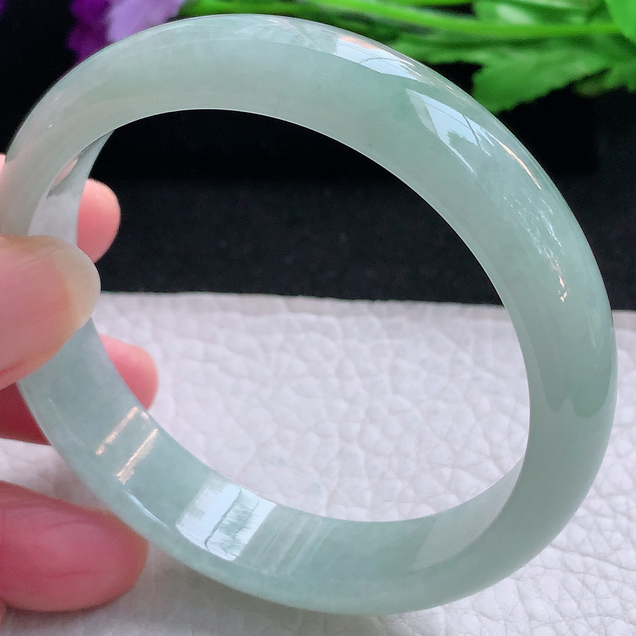 js自然光57*13.2*7平安镯 缅甸翡翠A货浅绿玉手镯水灵宽边玉手环