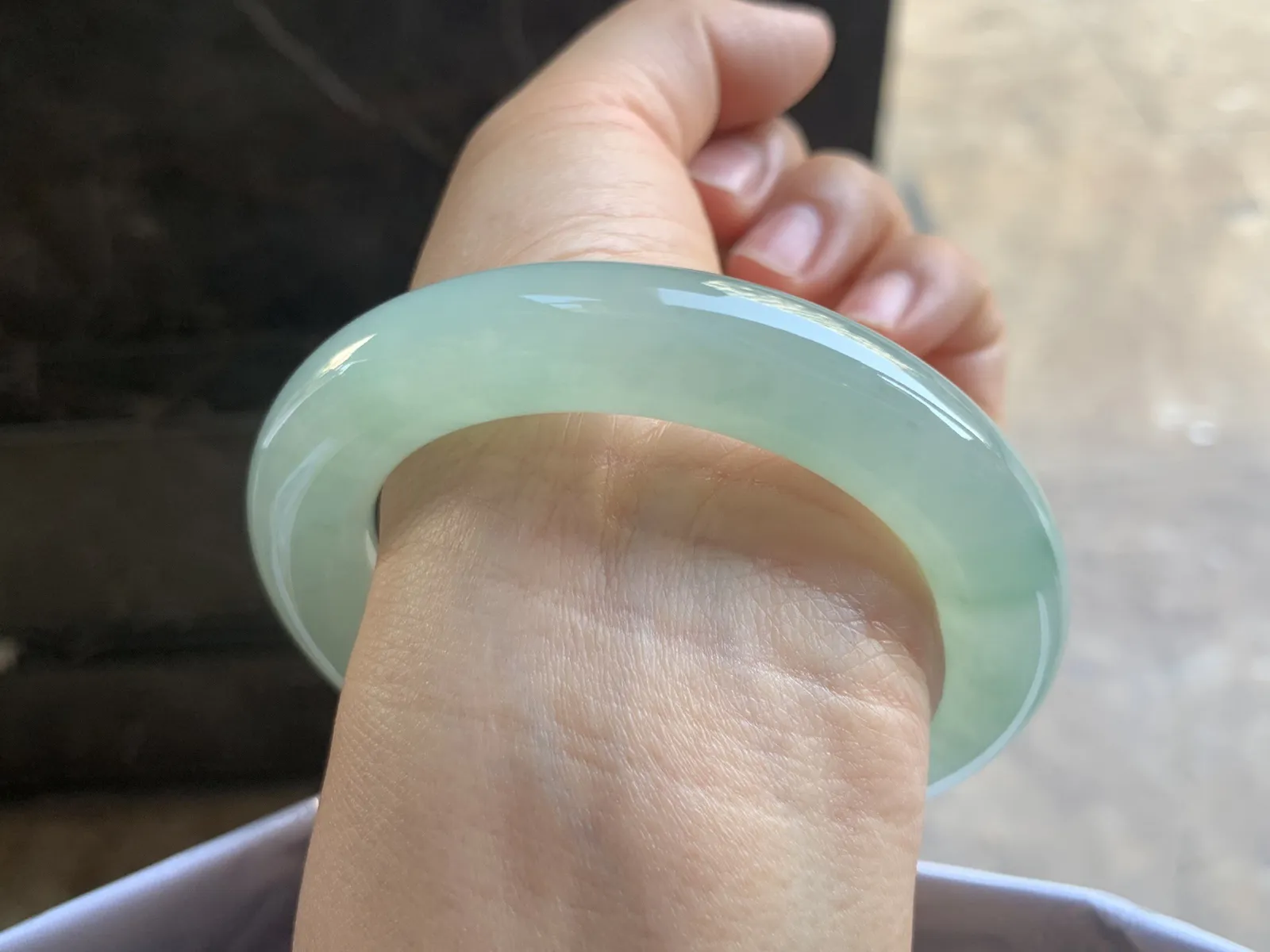 55.5-12mm
冰种晴水飘花圆条手镯 冰透莹润 起胶感