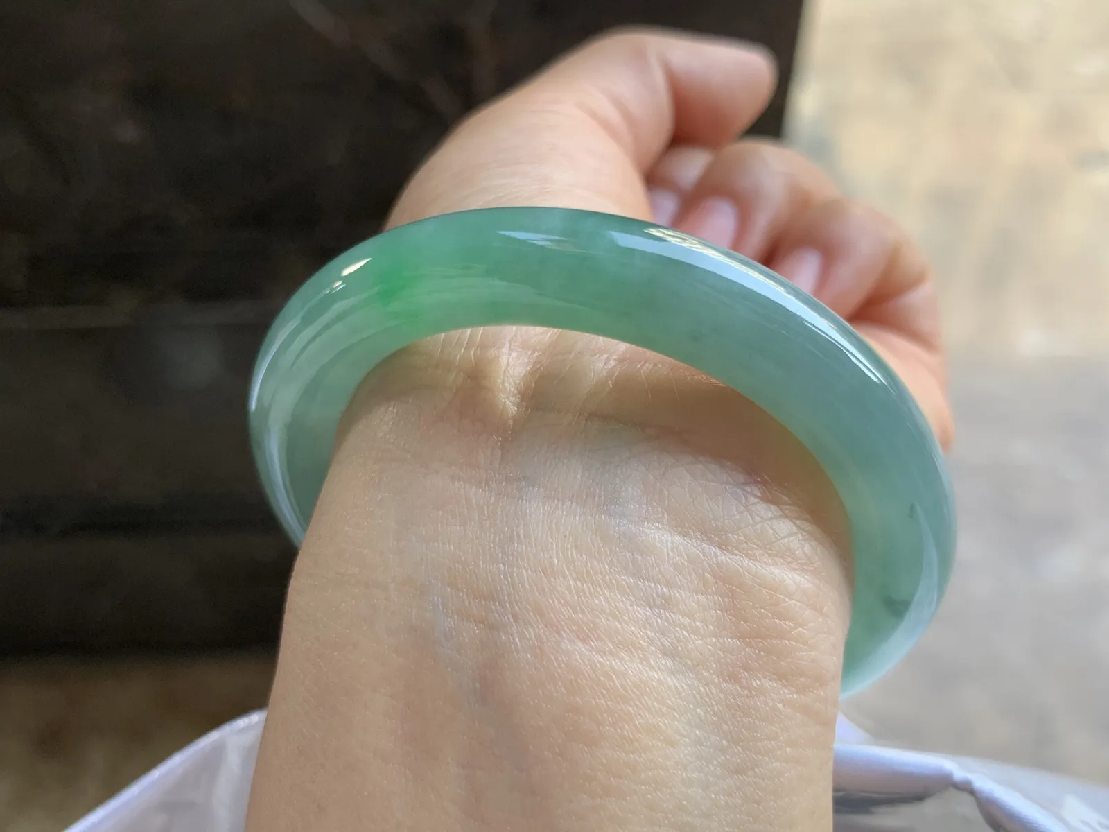 51.5-9.8mm
带色手镯 底子细腻 颜色漂亮 水润