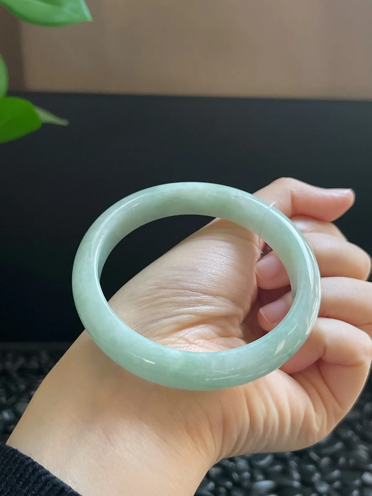 正圈58.3圈口，翡翠糯化种淡绿色手镯