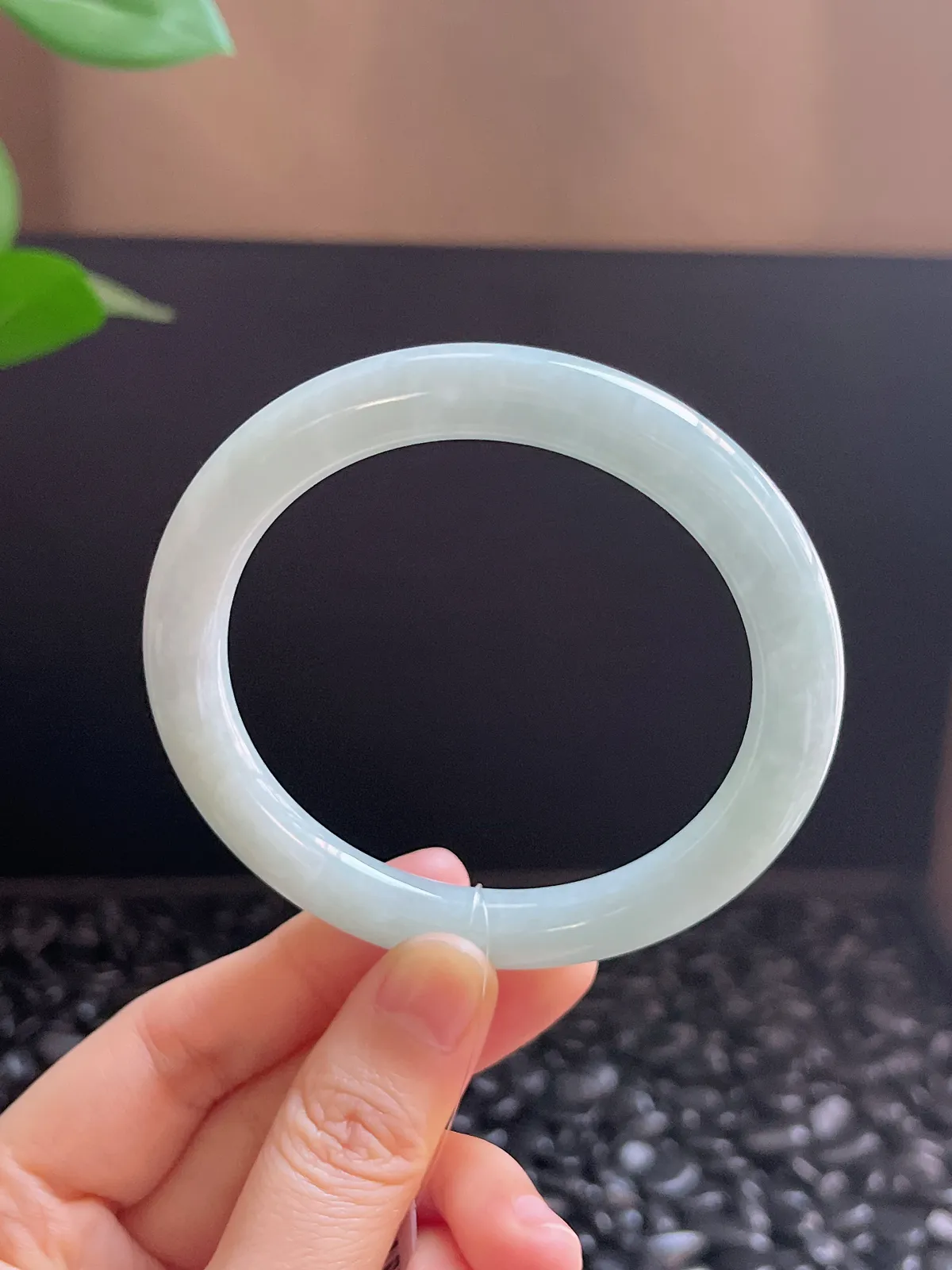 圆镯56.7圈口，翡翠糯化种淡绿色手镯