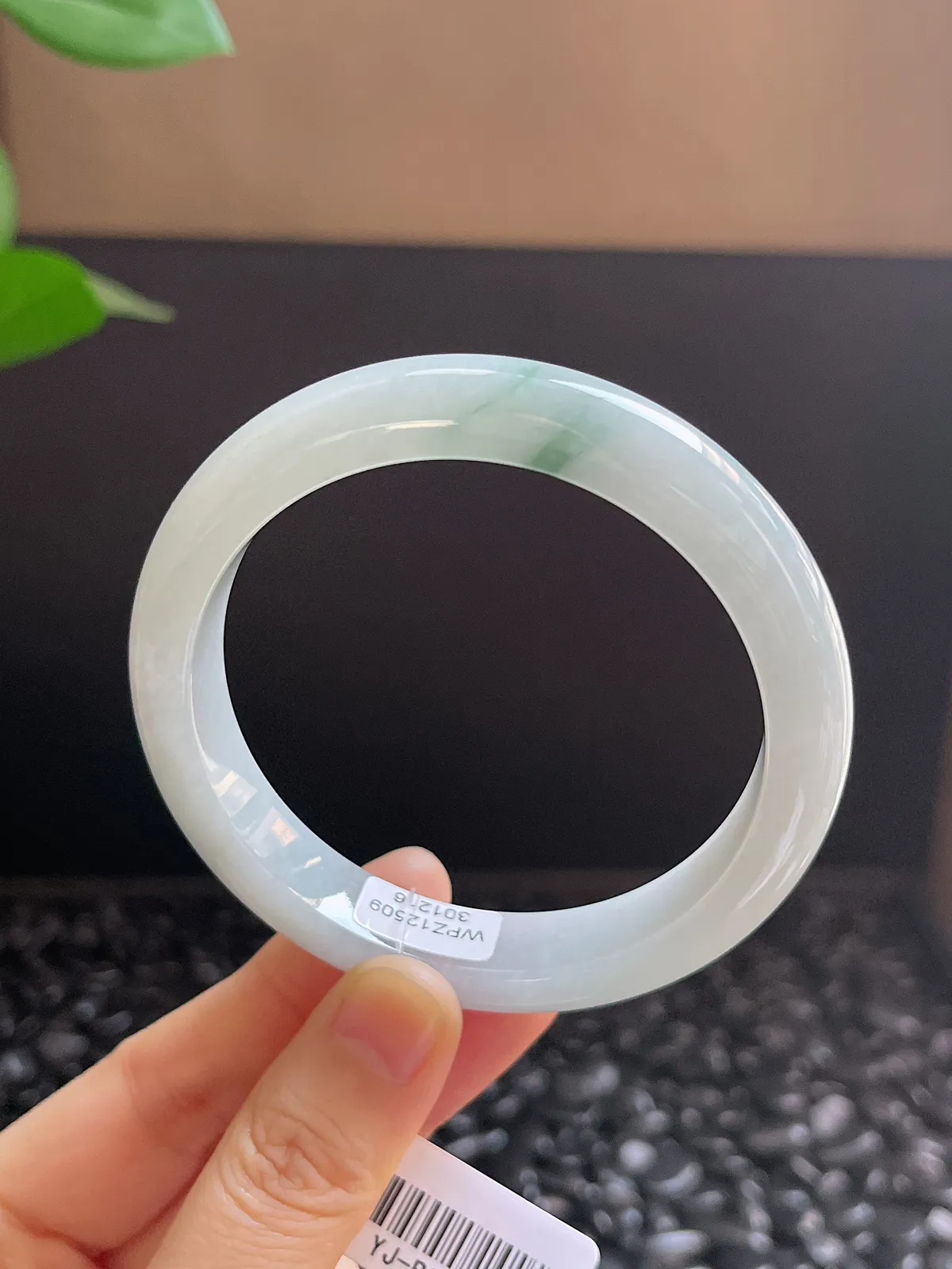 正圈57.8圈口，翡翠冰糯种飘绿手镯