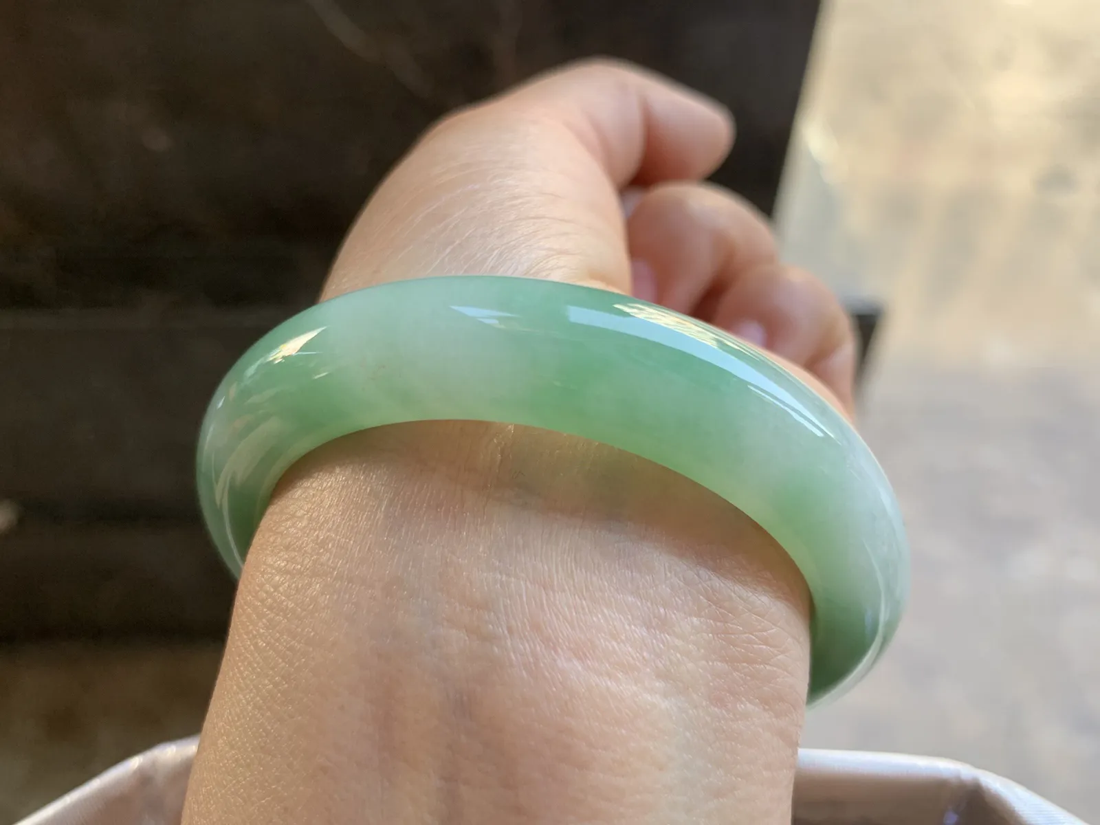 53-12-8.7mm
带色手镯 底子细腻 颜色辣绿