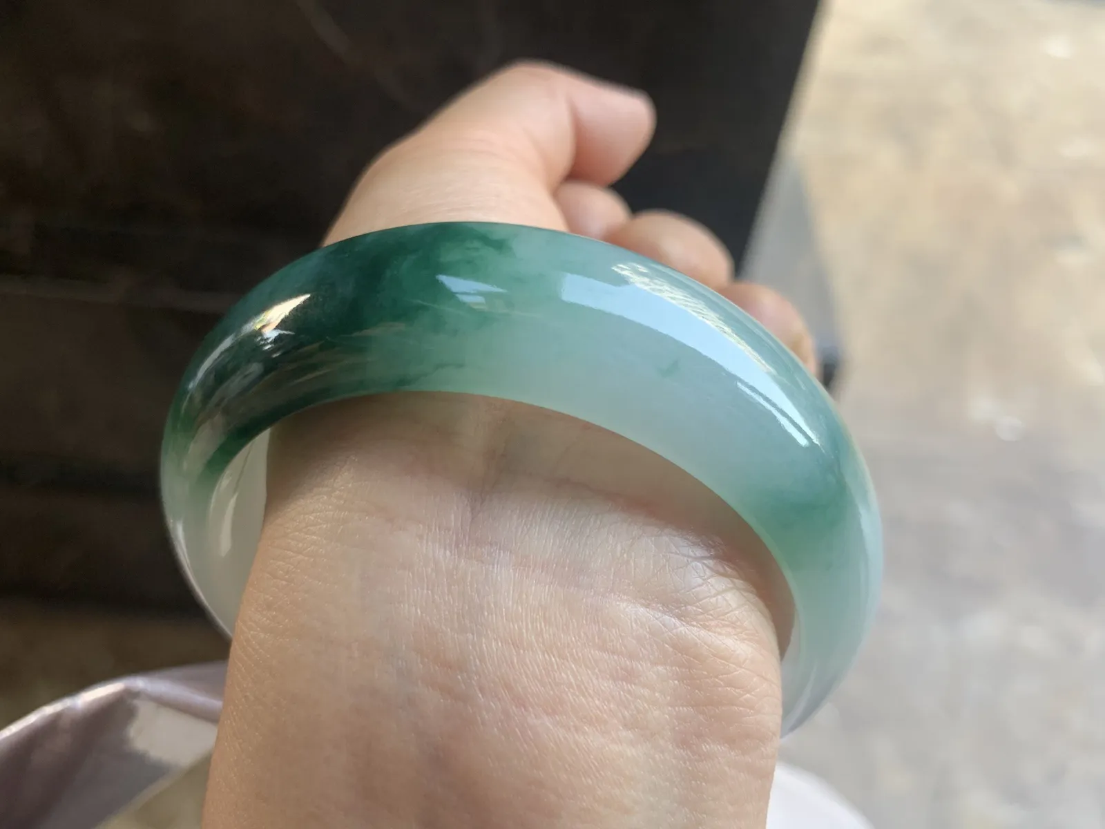 60-19.7-8.6mm
飘花宽版手镯 底子细腻 水润 花色漂亮 宽版大气