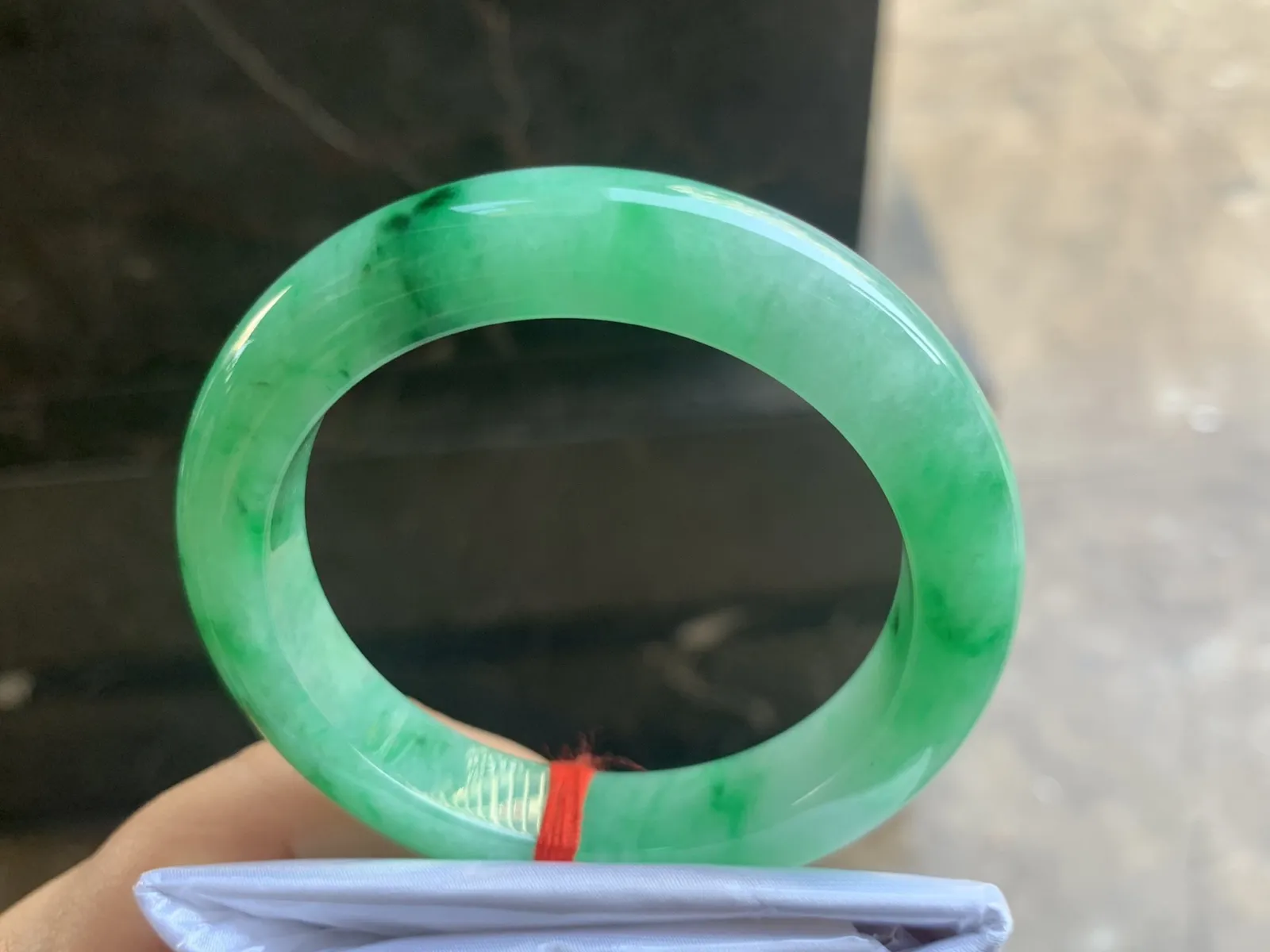 52-11.3-9.2mm
满色手镯 底子细腻 颜色漂亮 推荐