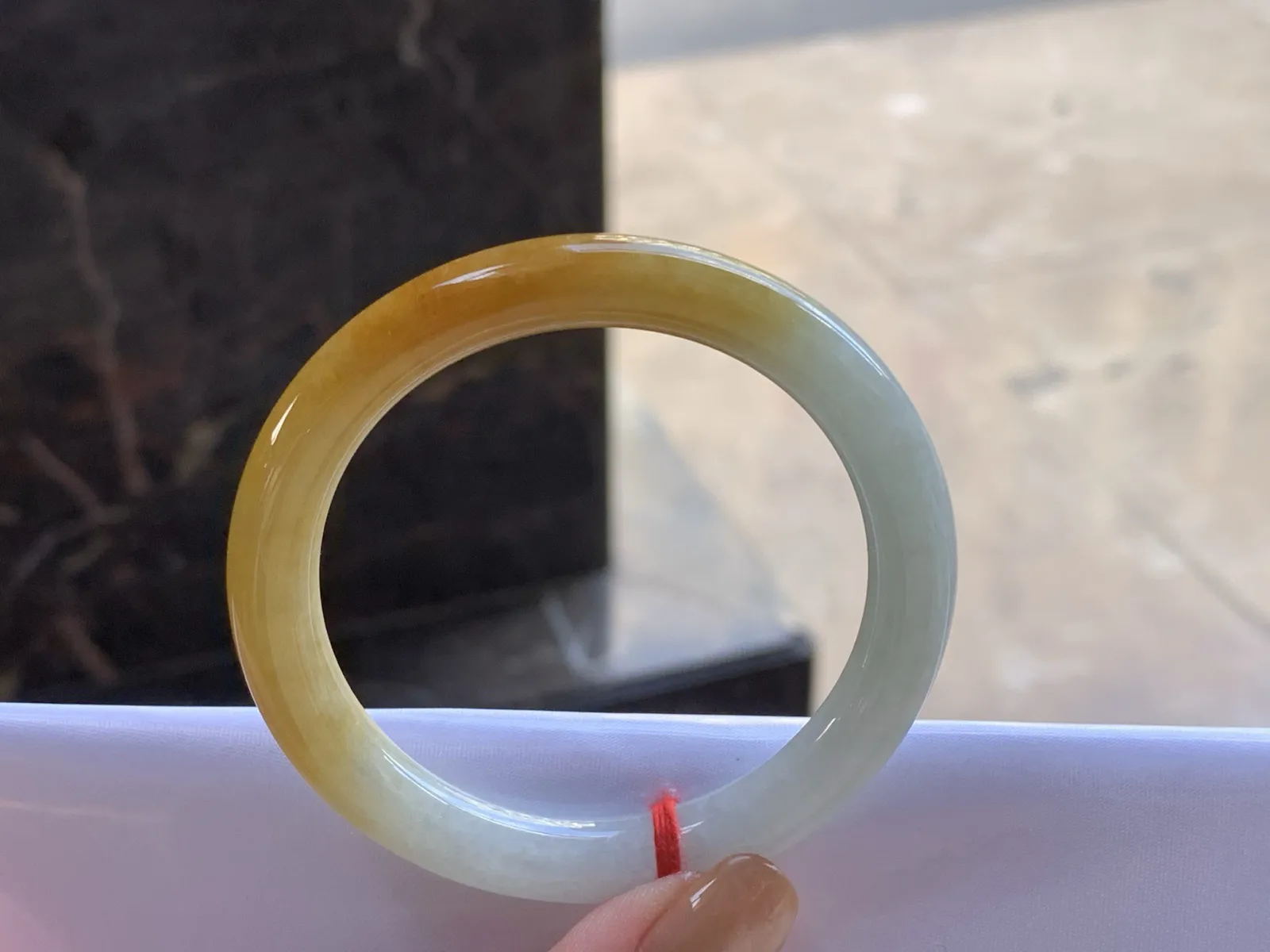 50-8.2

糯种黄翡手镯^_^ 细腻独特