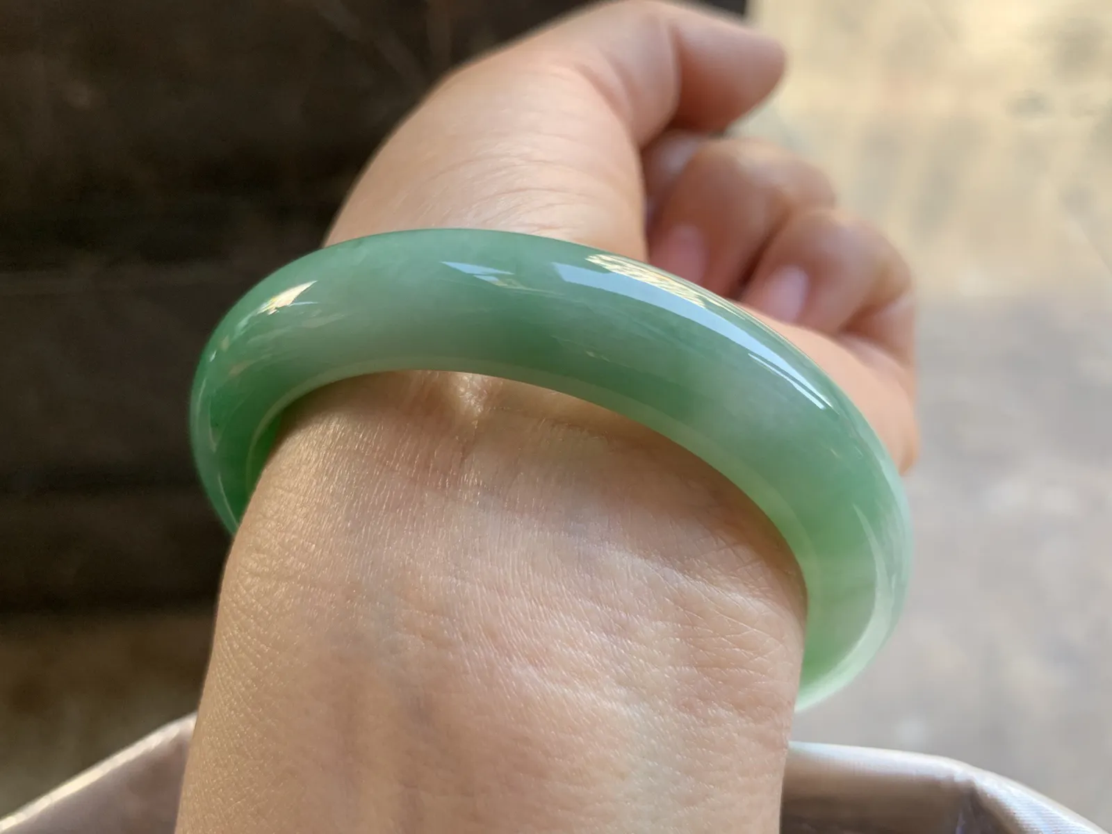 53-12-8.7mm
带色手镯 底子细腻 颜色辣绿