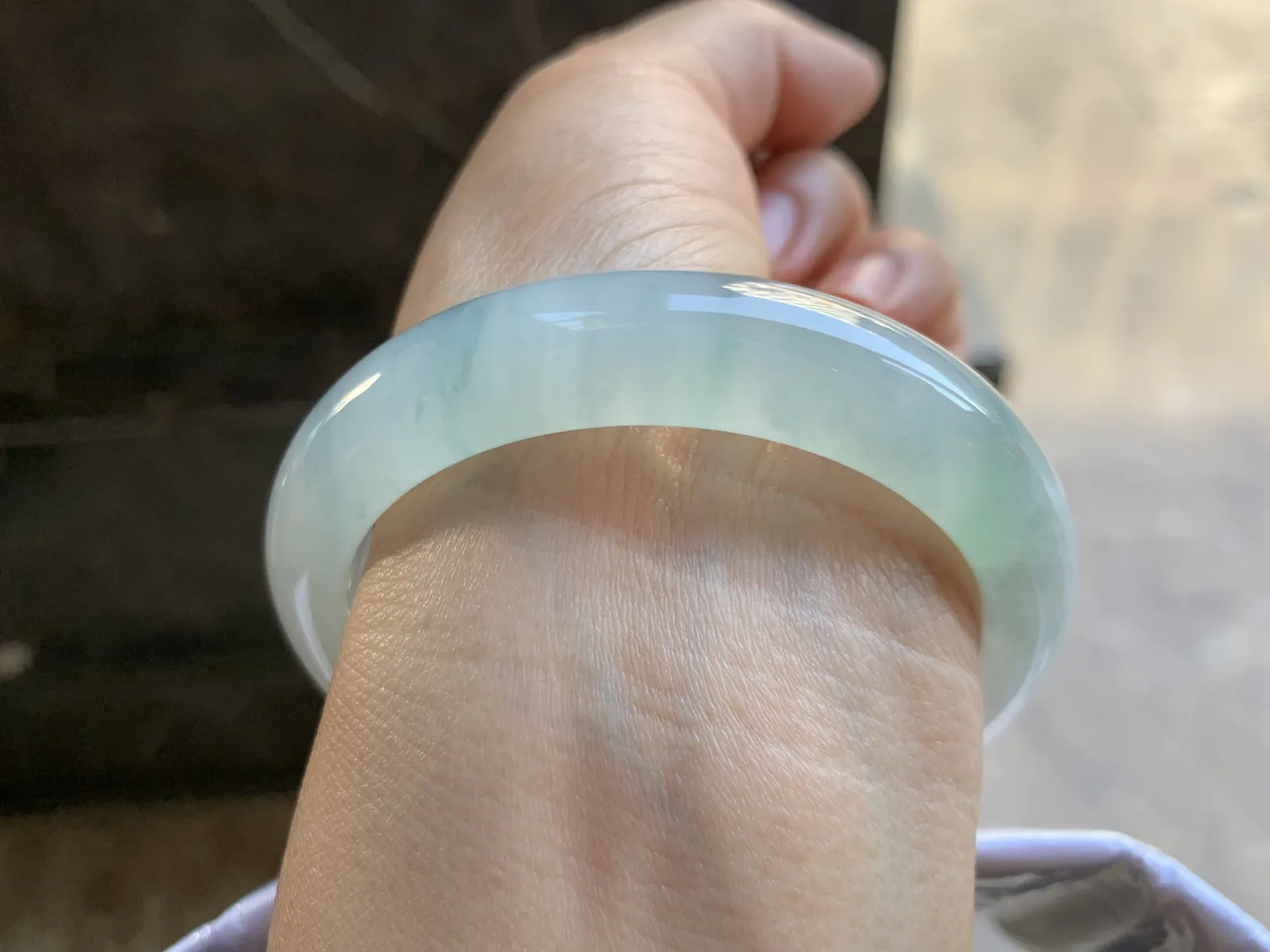 53-12.6-8.2mm
冰种飘花手镯 水润光泽 清爽