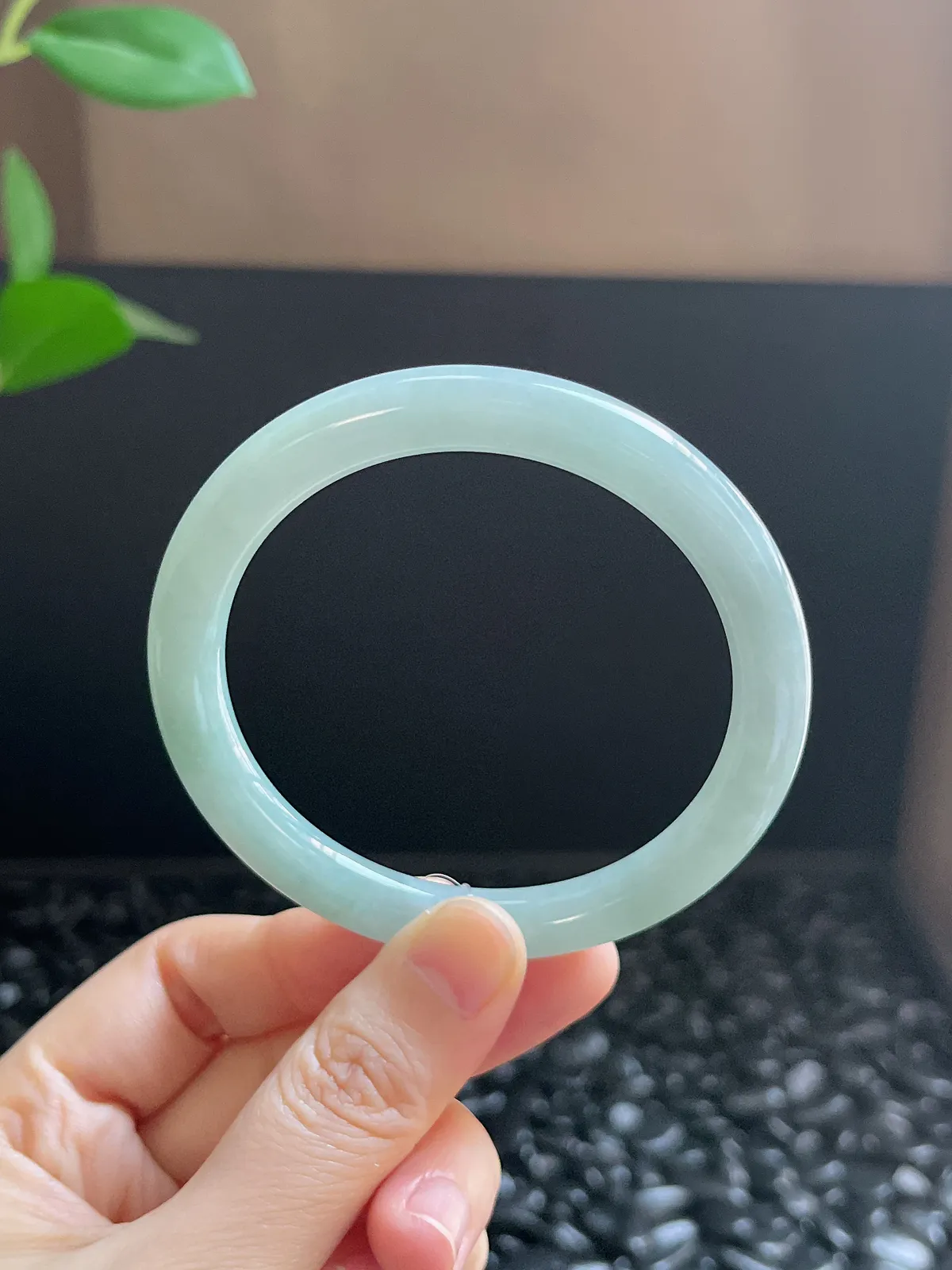 圆镯56圈口，翡翠糯化种浅绿色手镯