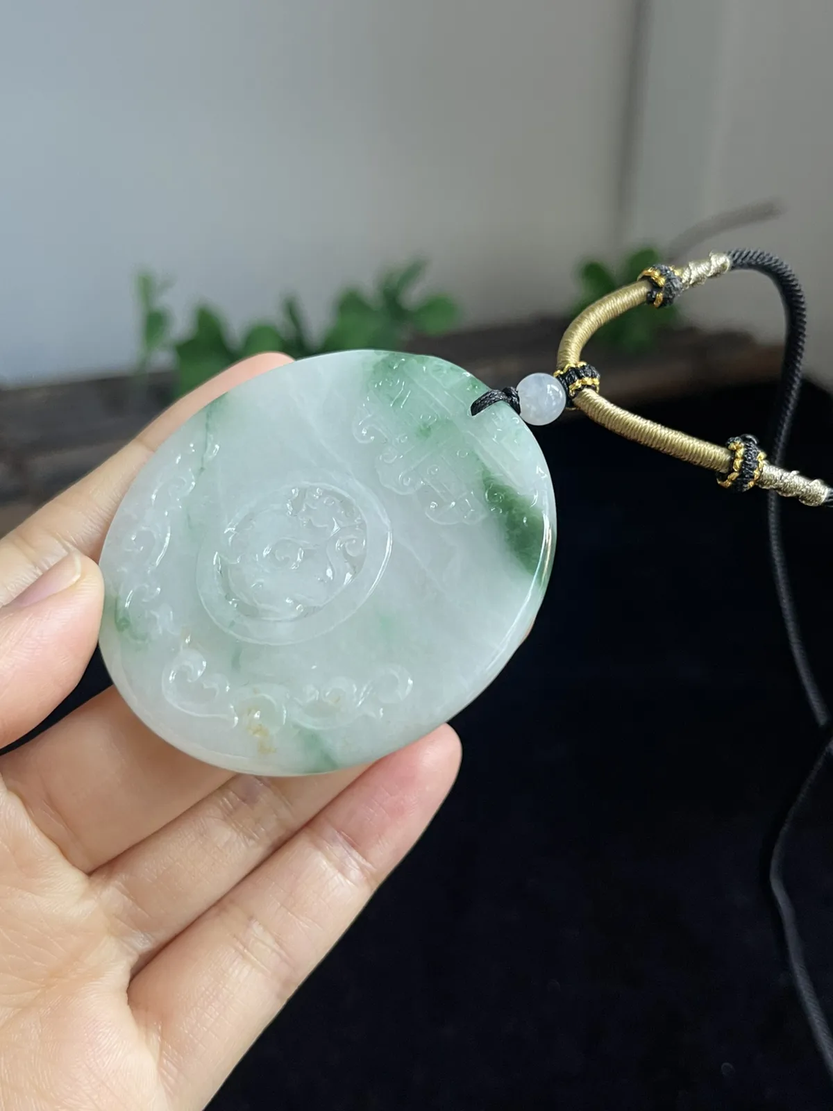 翡翠糯化种飘绿吊坠，配珠未测