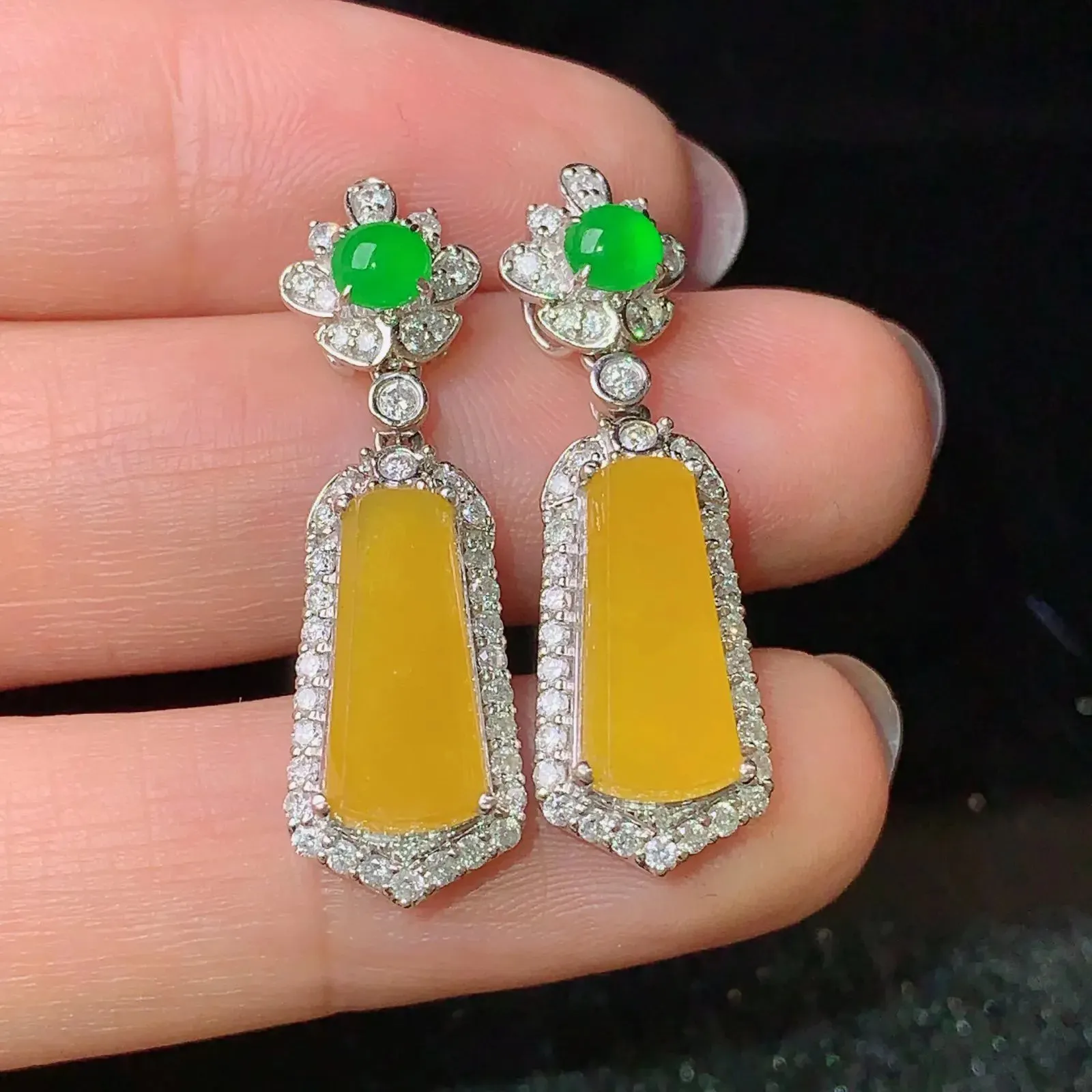 18k金钻镶嵌黄翡无事牌耳坠 玉质细腻 色泽艳丽  整体尺寸30.2*9.5*6.6