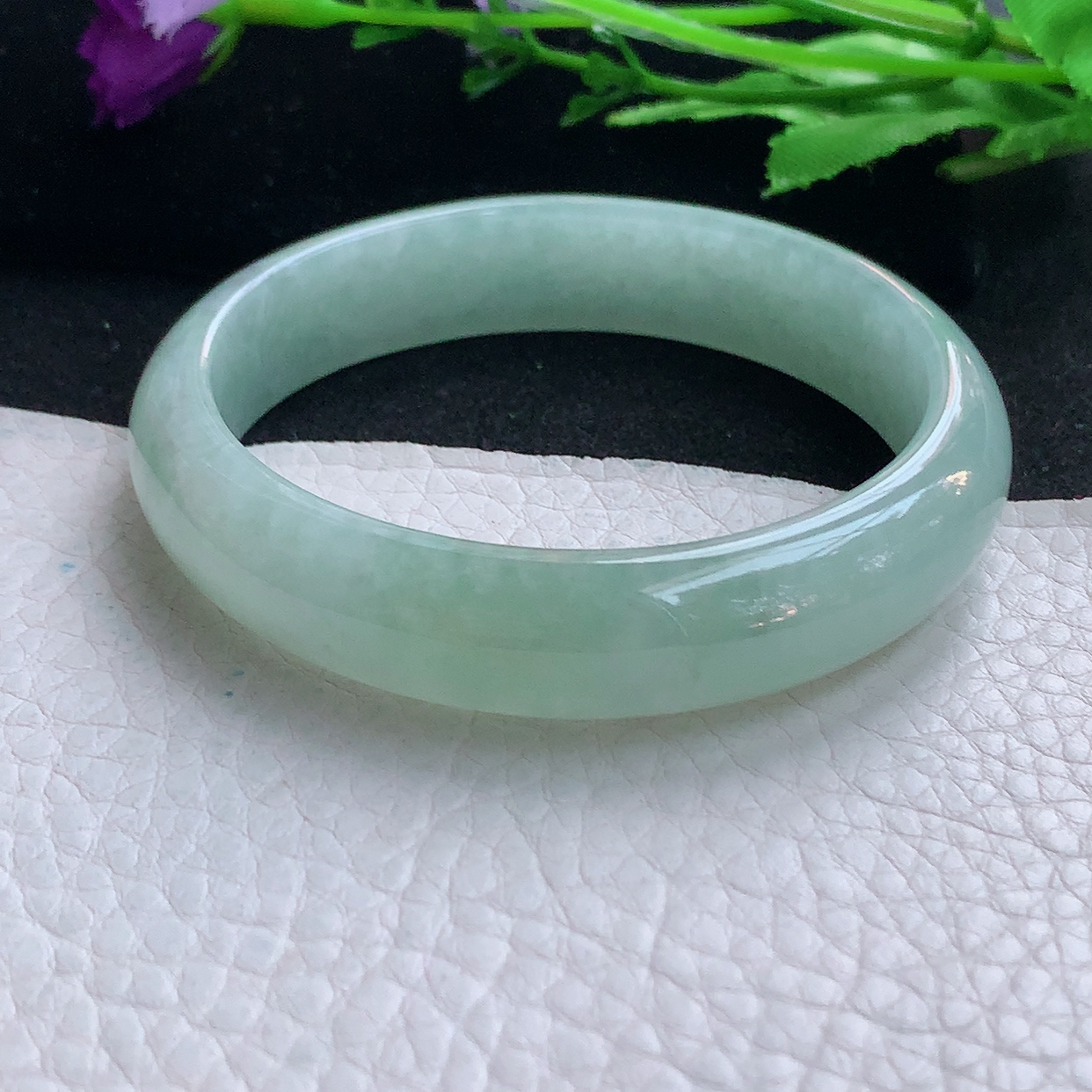 js自然光57*13.2*7平安镯 缅甸翡翠A货浅绿玉手镯水灵宽边玉手环