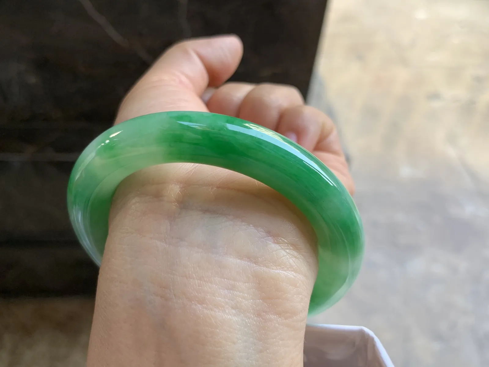 55-11mm
满色圆条手镯 底子细腻 颜色辣绿