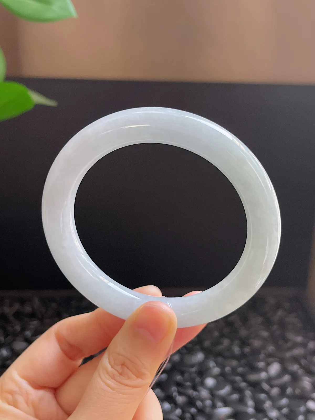 圆镯55.5圈口，翡翠糯化种白色手镯