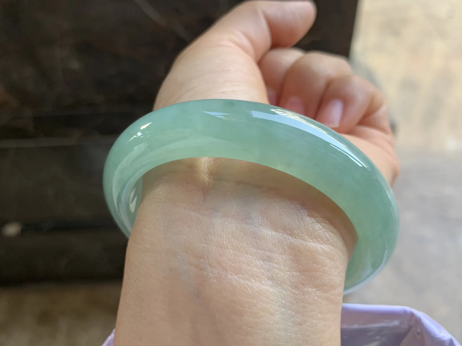 57-12.6-8.8mm
冰种晴水手镯 水润光泽 底色漂亮