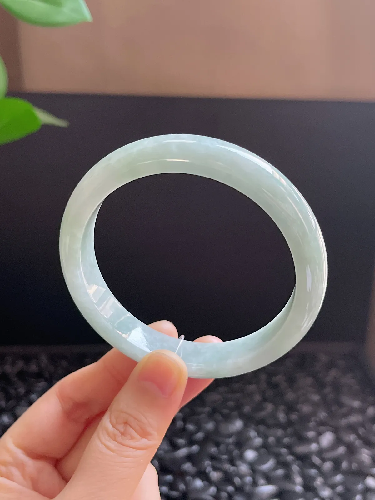 正圈58.3圈口，翡翠糯化种淡绿色手镯