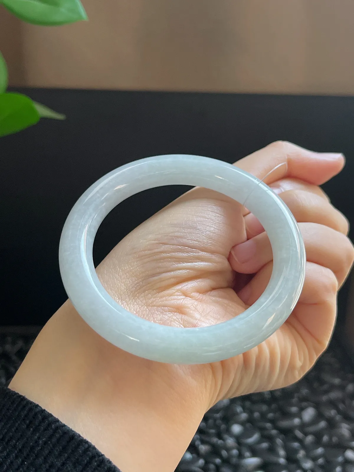 圆镯55.5圈口，翡翠糯化种白色手镯