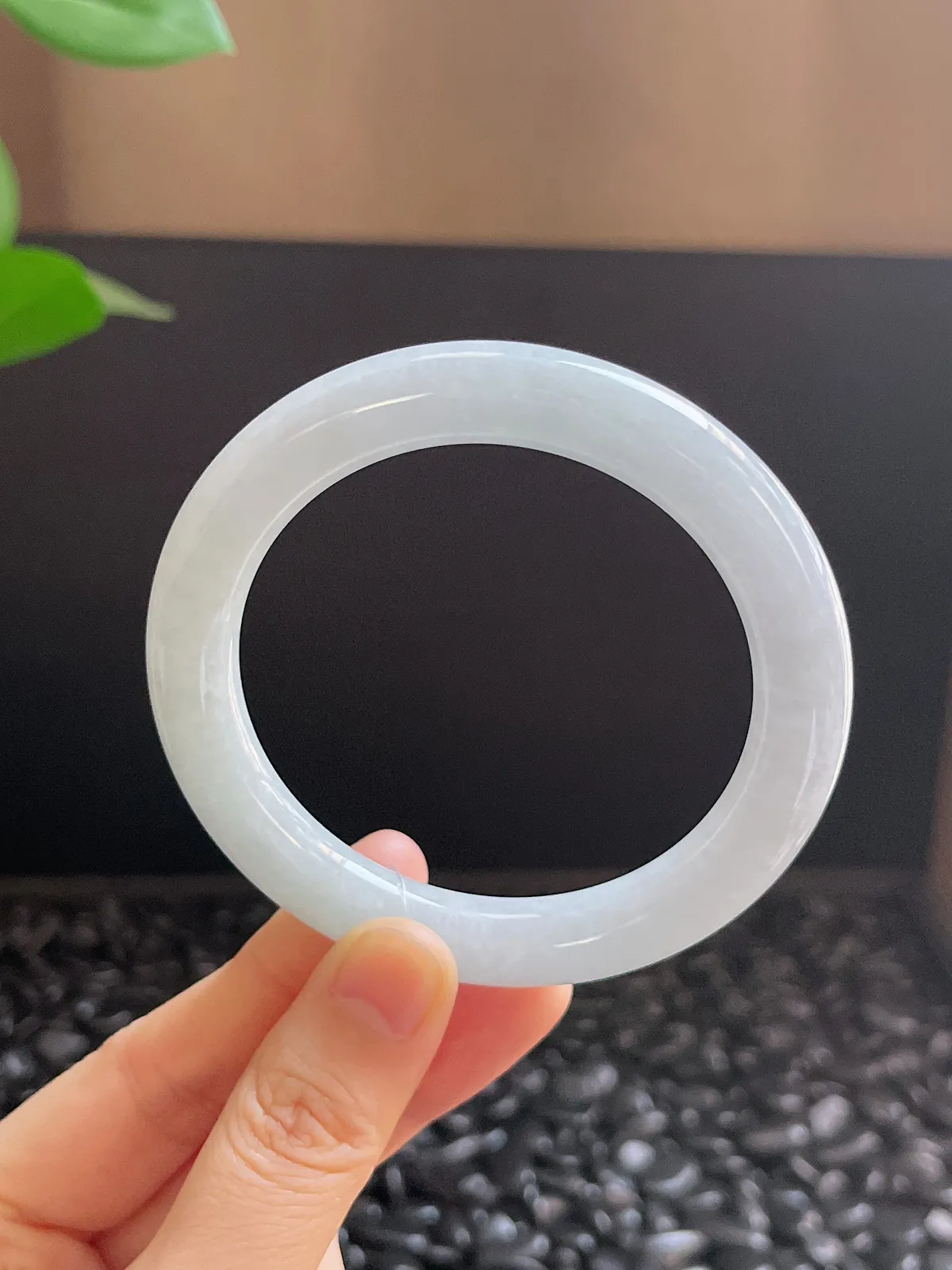 圆镯55.5圈口，翡翠糯化种白色手镯