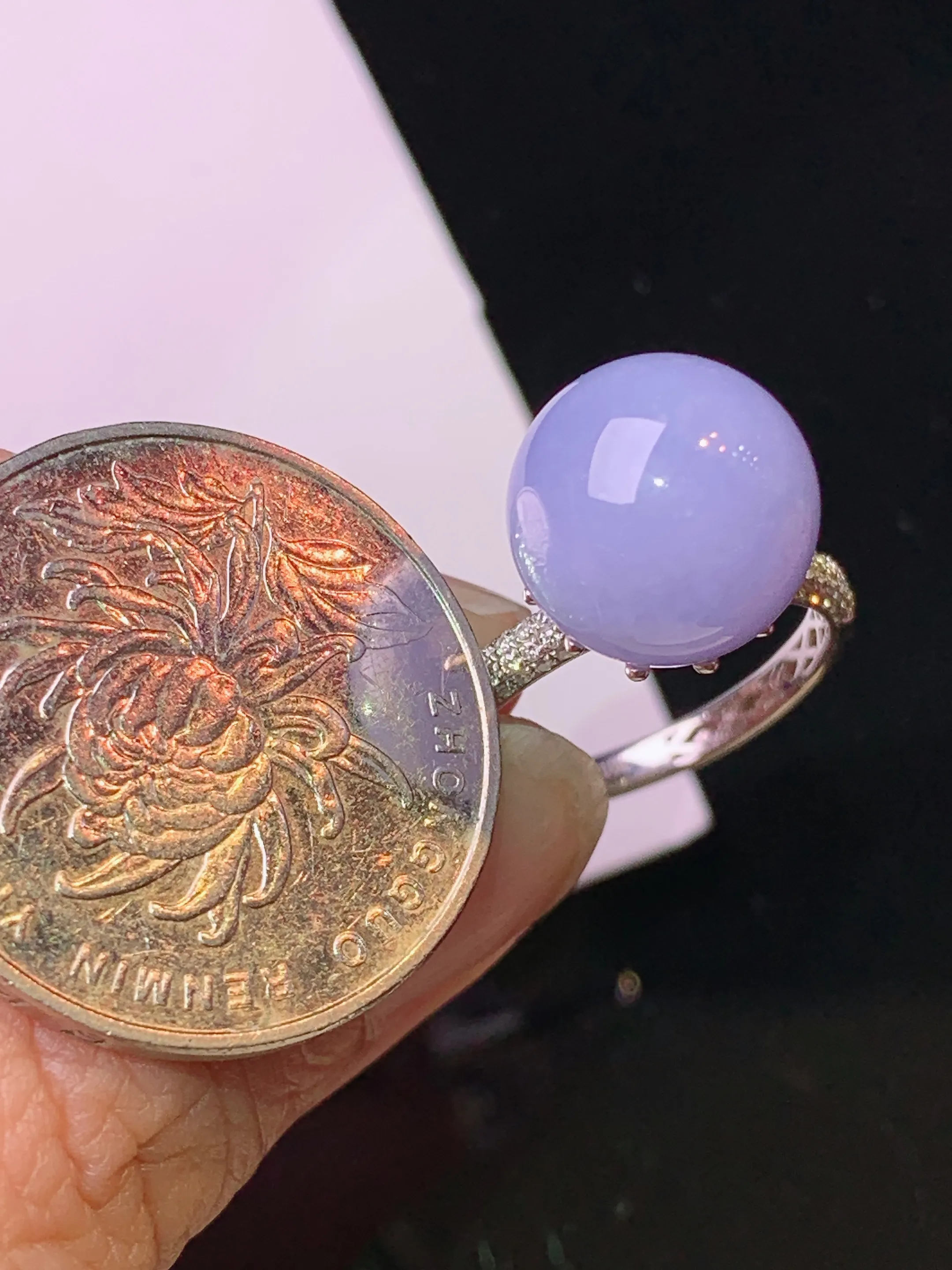 18k金钻镶嵌紫罗兰圆珠戒指 玉质细腻 色泽清新艳丽 圈口14.5 整体尺寸11.8