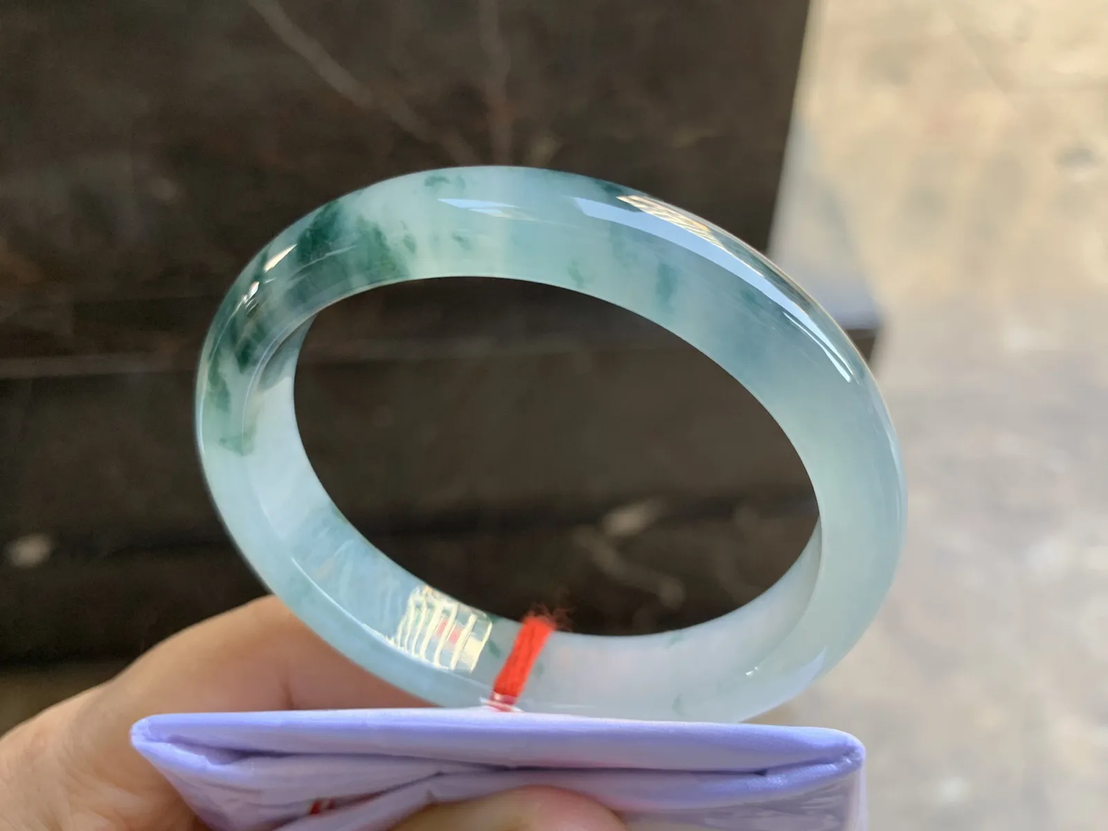 56.5-12.5-7.5mm
冰种飘花贵妃手镯 水润光泽 花色灵动 正圈54可带气质