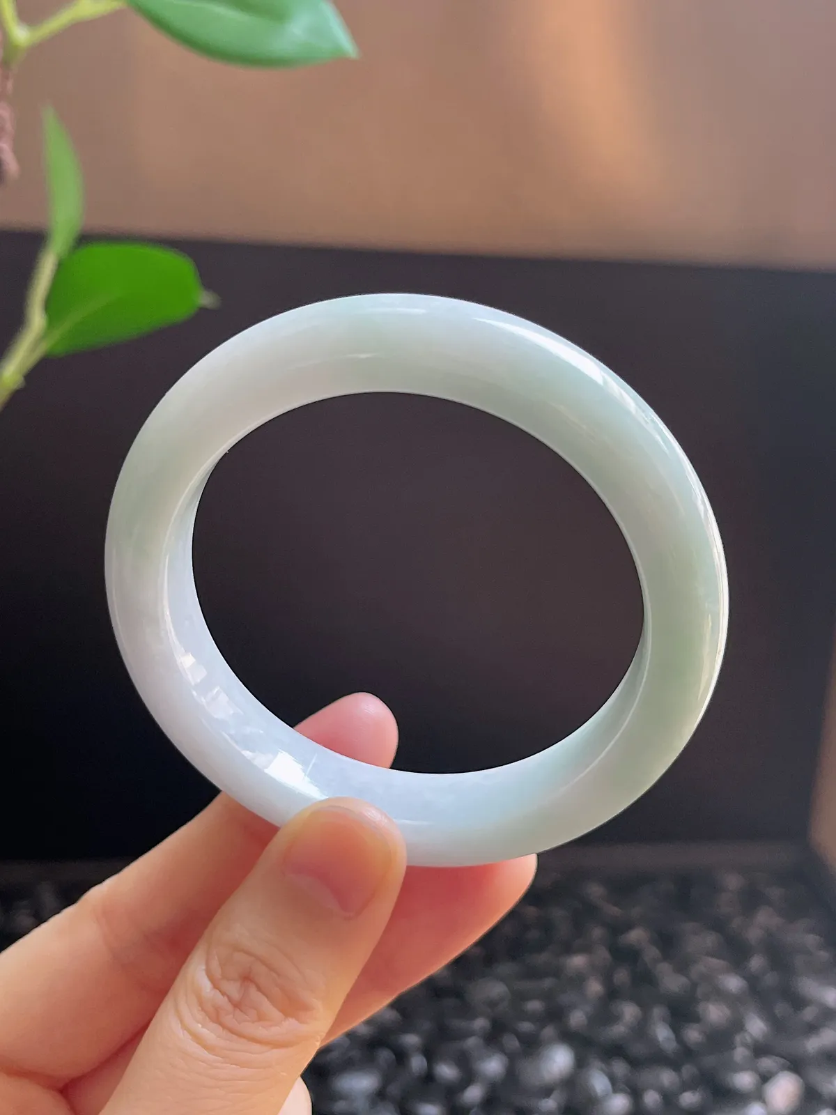 正圈51.6圈口，翡翠糯化种淡绿色手镯