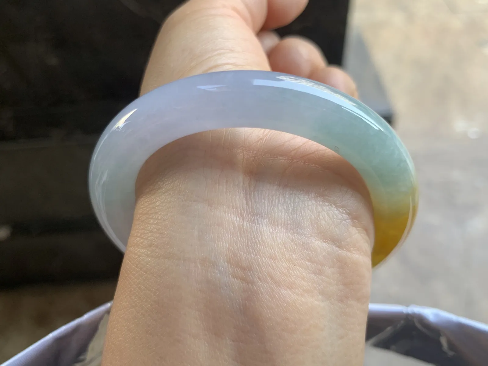 54-10.5m
黄翡圆条手镯 底子细腻 颜色漂亮