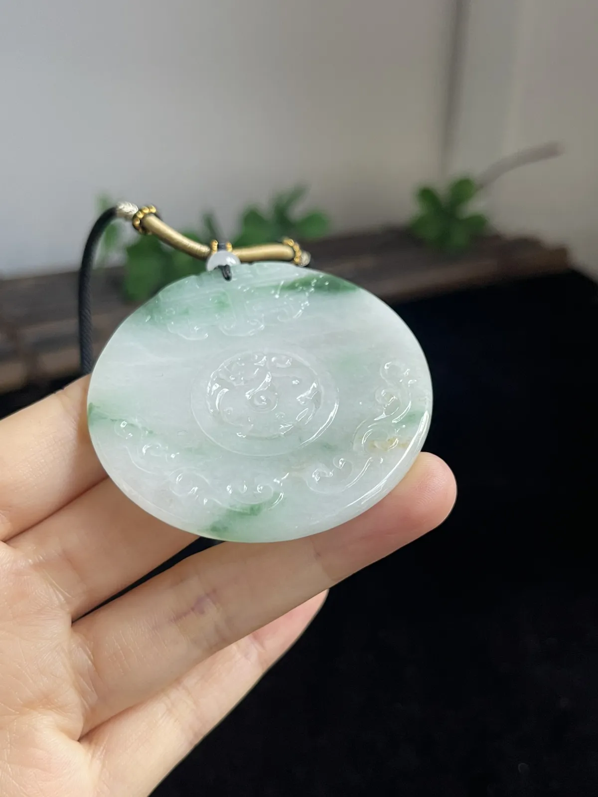 翡翠糯化种飘绿吊坠，配珠未测