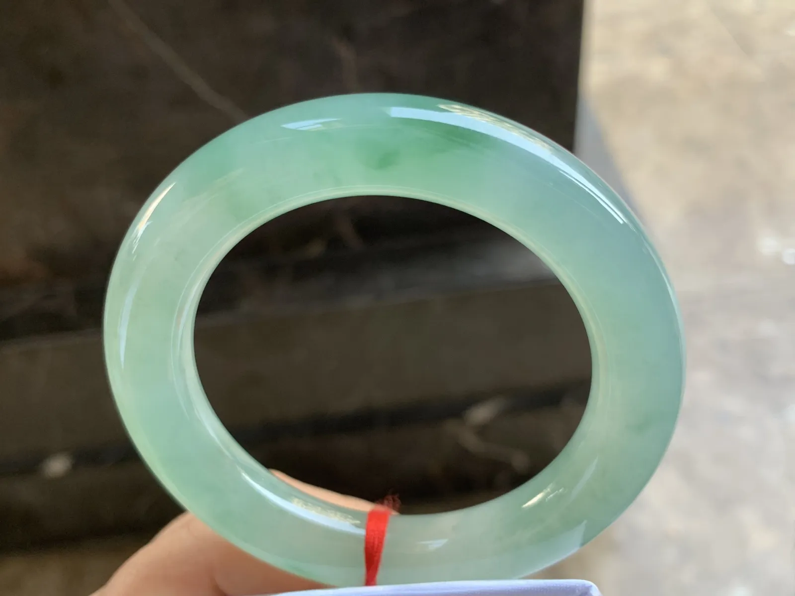 56-12mm
冰种晴水飘花圆条手镯 冰透莹润 起胶感 条形优秀 大气