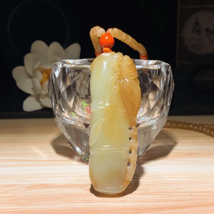 新疆和田玉且末糖节节高升。一鸣惊人挂件。尺寸58/20/10链子尺寸4重37克。玉质细腻油润。手推出油。佩戴高端典雅。